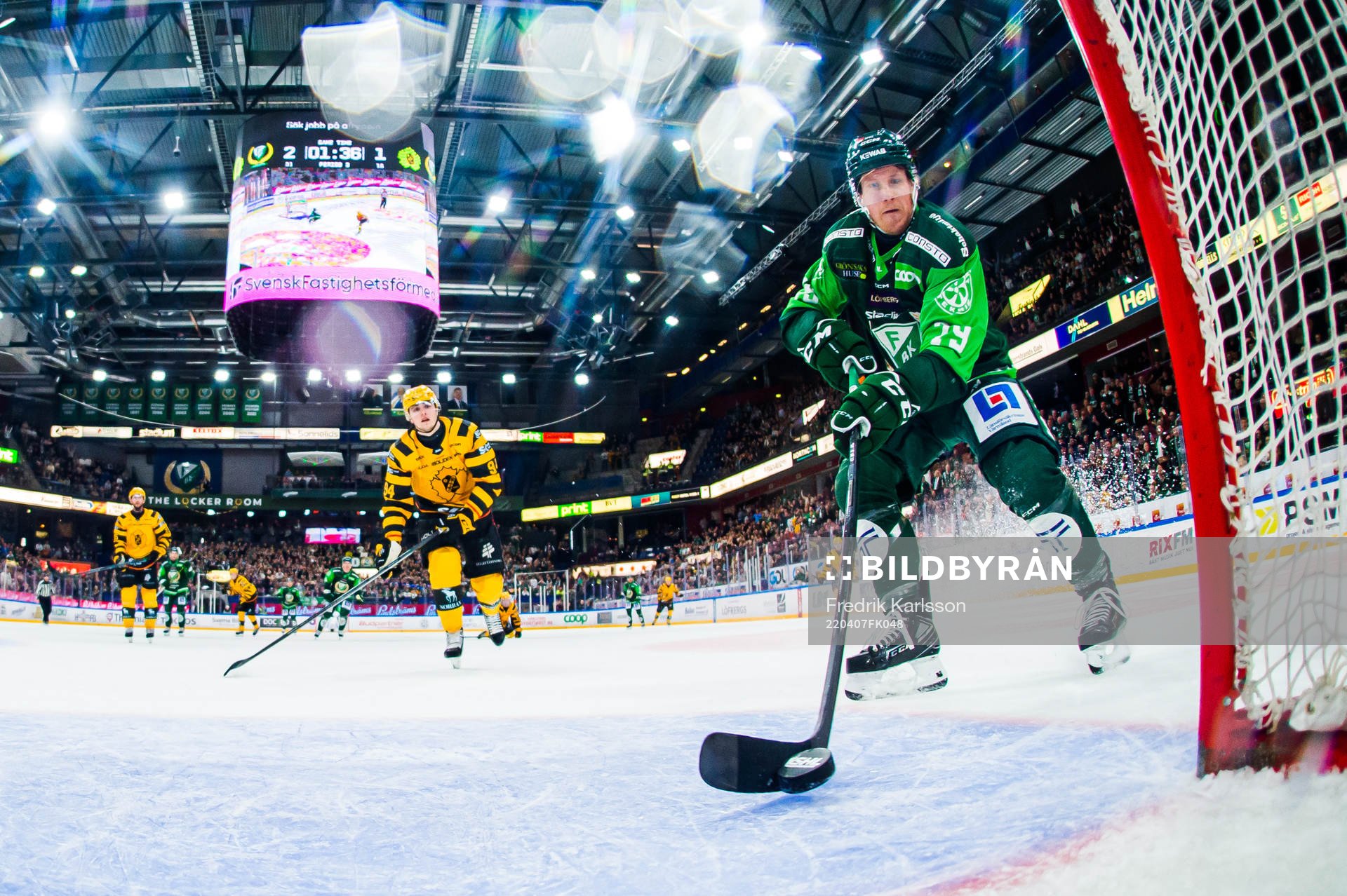 Färjestads Patrik Lundh skjuter 3-1 i tom bur