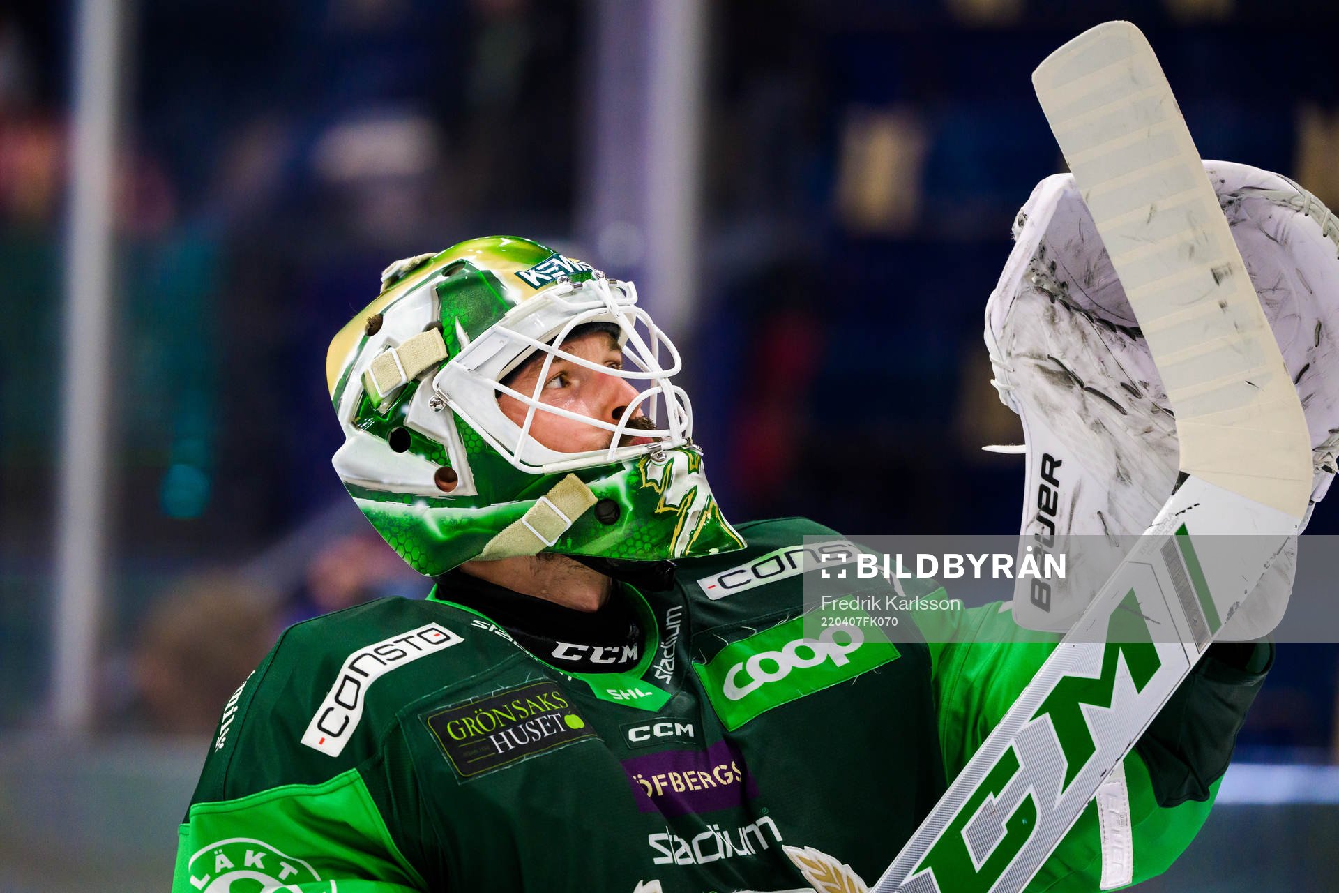 Färjestads målvakt Dominik Furch jublar och tackar
