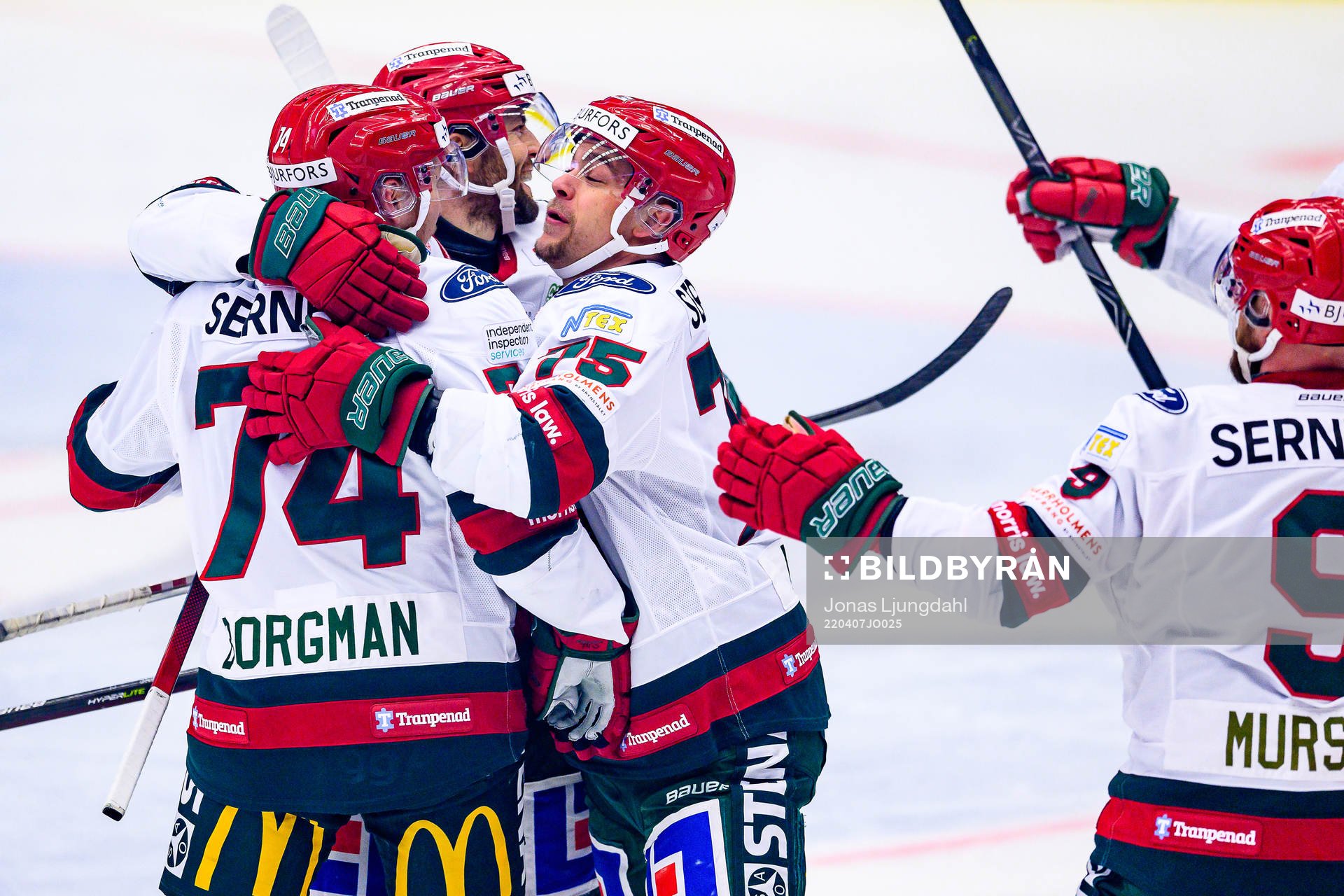 Frölundas Stefan Elliot och Radan Lenc jublar