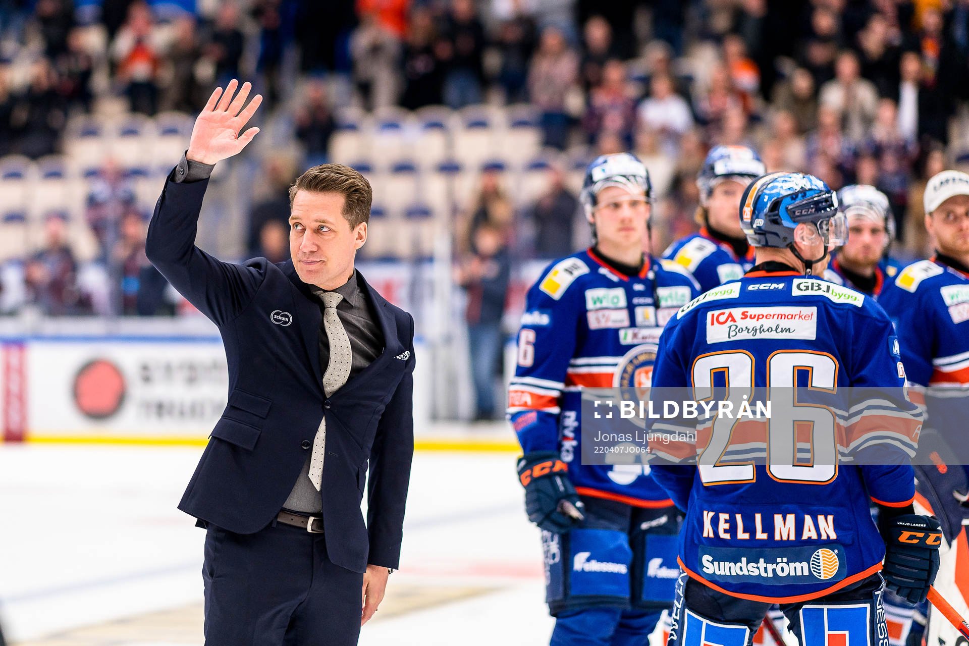 Växjös tränare Sam Hallam tackar publiken