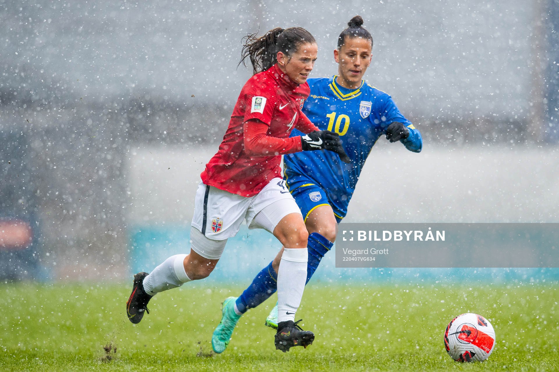 Tuva Hansen of Norway and Valentina Limani of Kosovo
