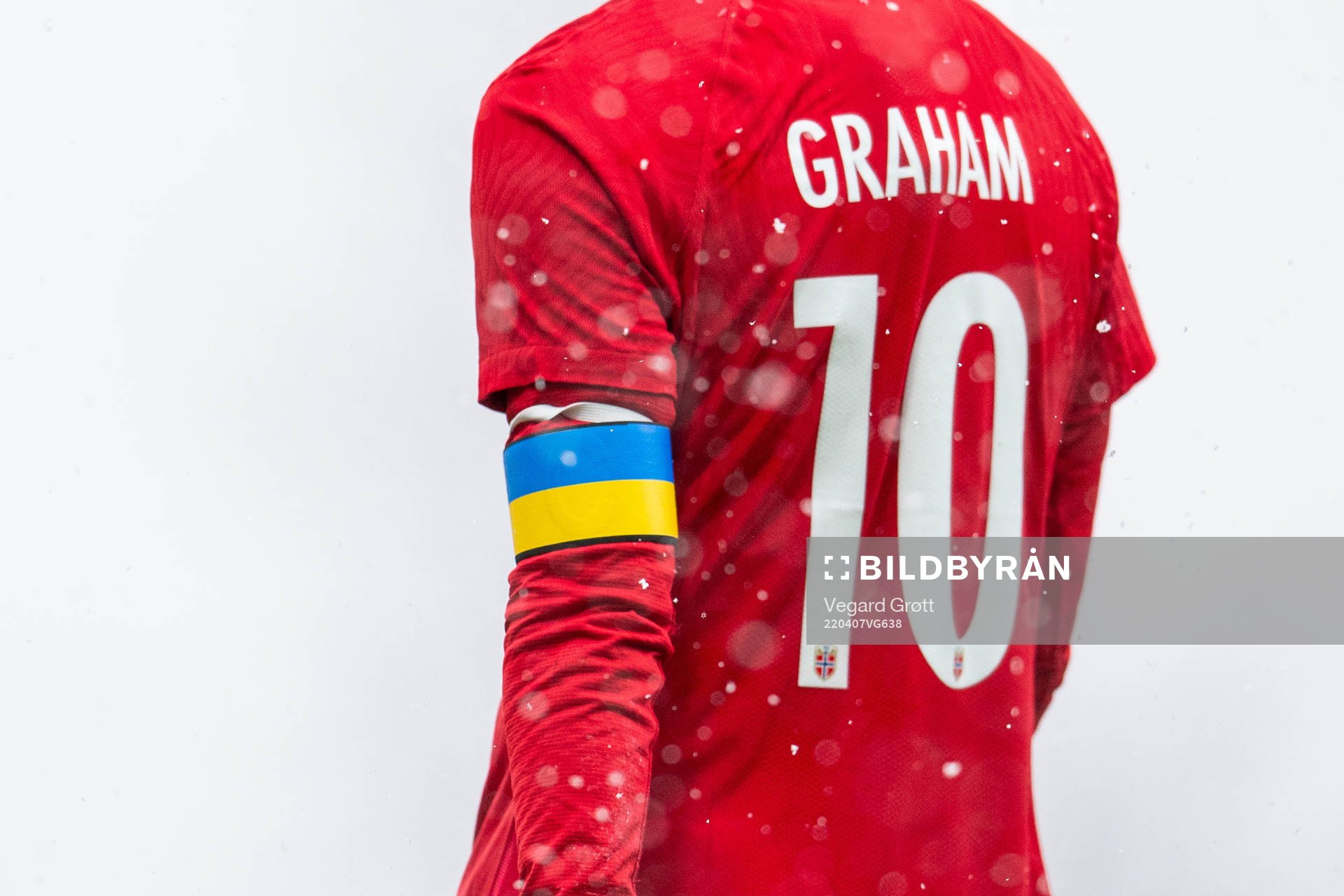 Caroline Graham Hansen of Norway with the captains sleeve