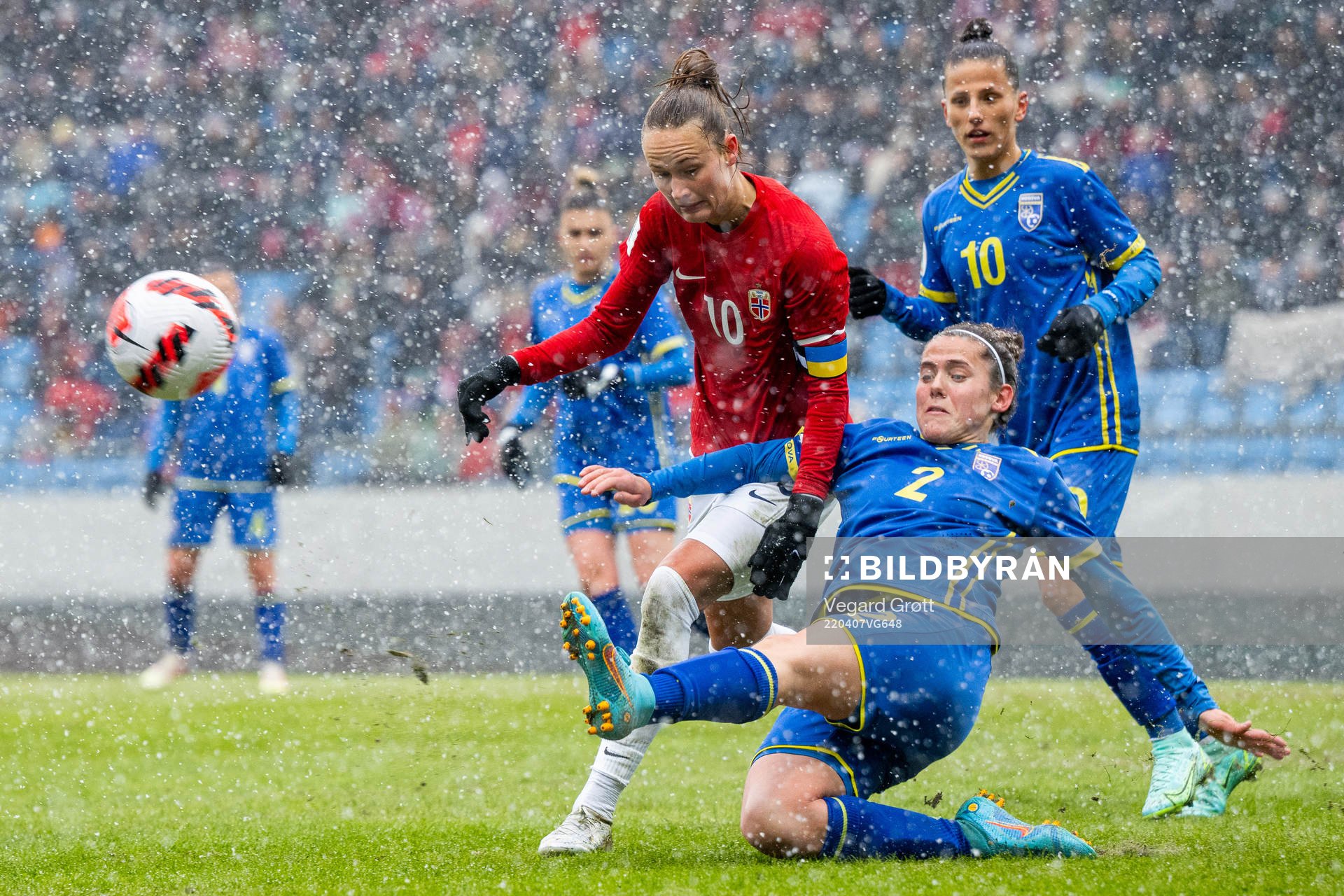 Caroline Graham Hansen of Norway and Edona Kastrati of