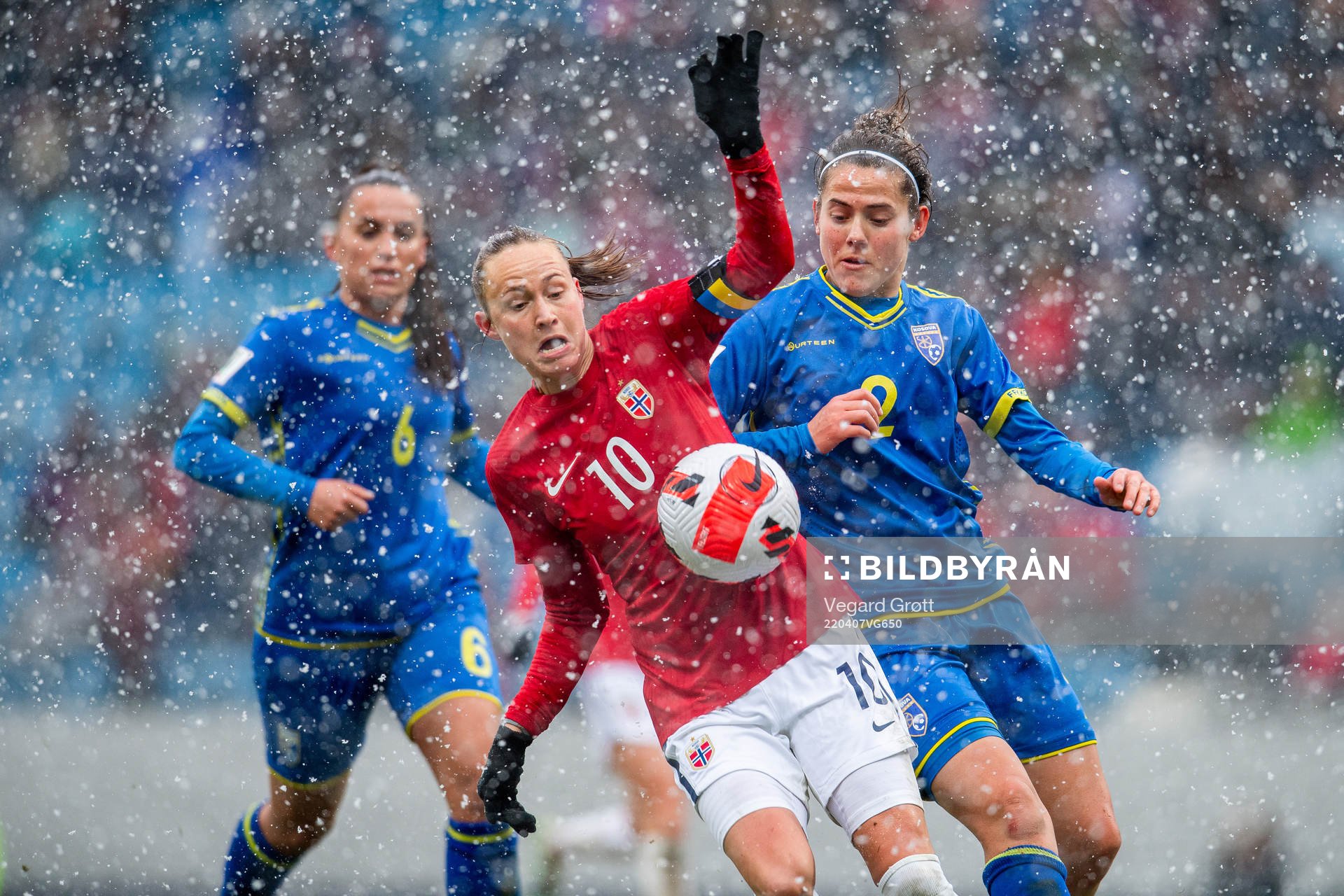 Caroline Graham Hansen of Norway and Edona Kastrati of