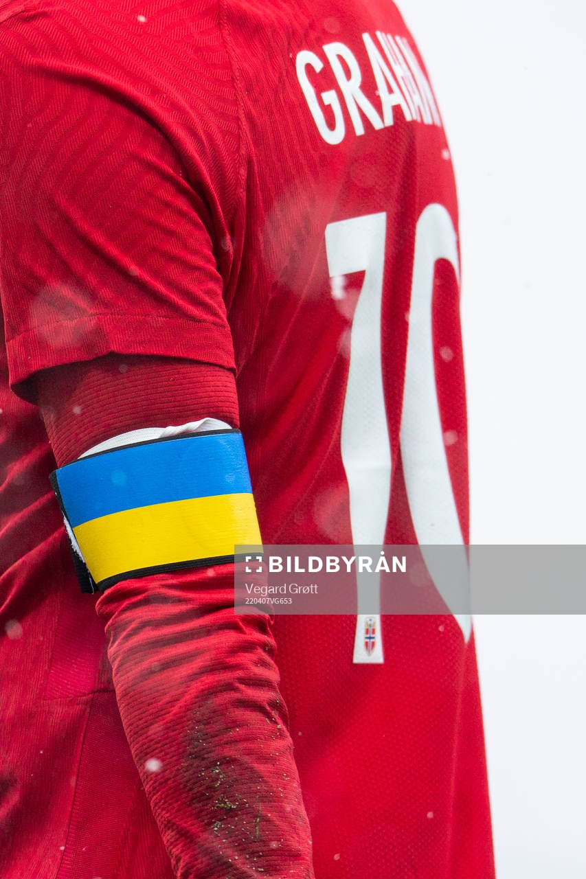 Caroline Graham Hansen of Norway with the captains sleeve