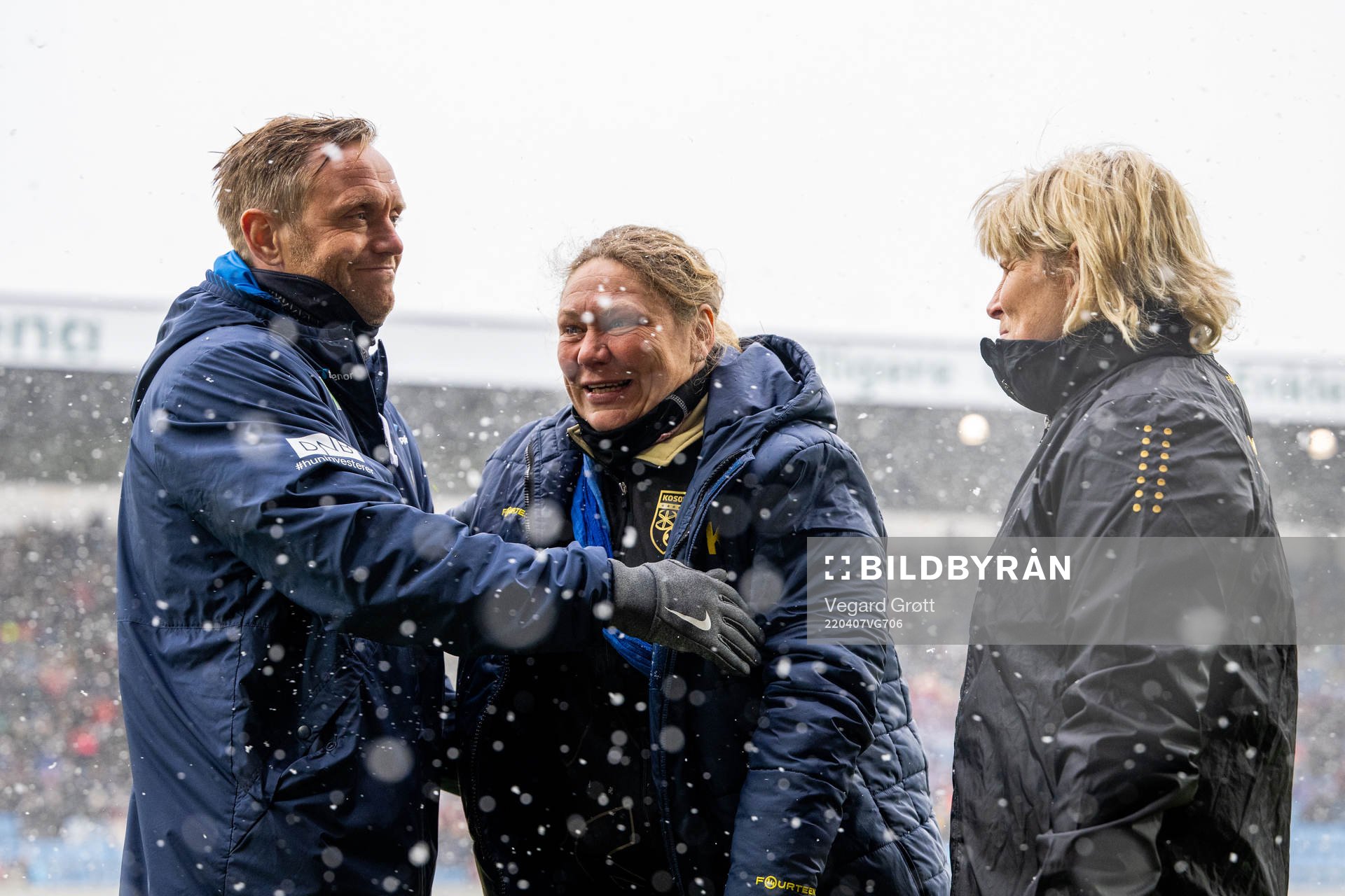 Martin Sjögren, head coach of Norway, talks to Katarina Olsson, assistant coach of Kosovo, and Karin Anneli Andersen, head coach of Kosovo, ahead of the FIFA Women's World Cup Qualifier football match between Norway and Kosovo on April 7, 2022 in Sandefjord.