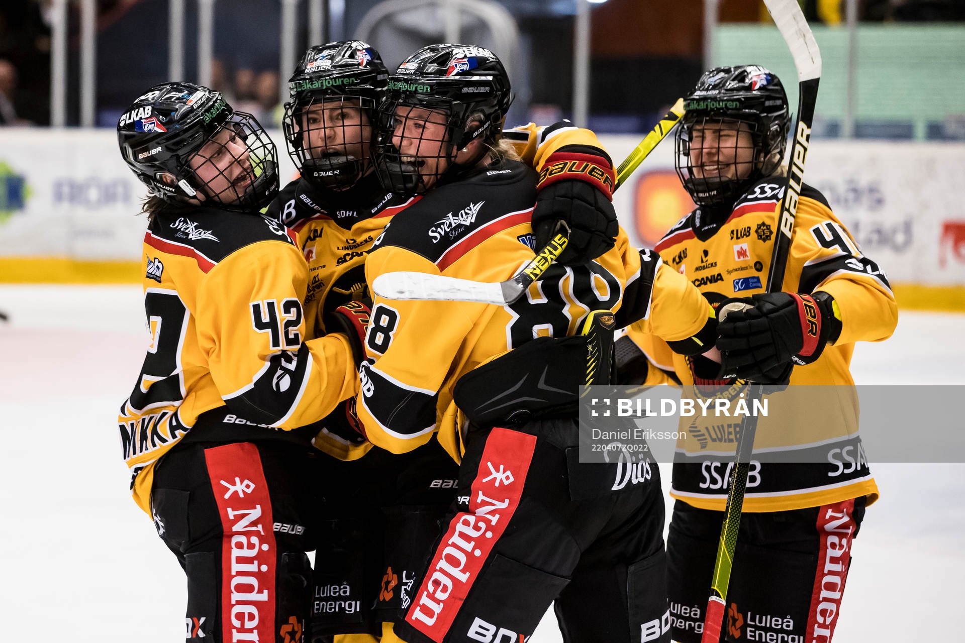 Luleås Ronja Savolainen och Viivi Vainikka jublar
