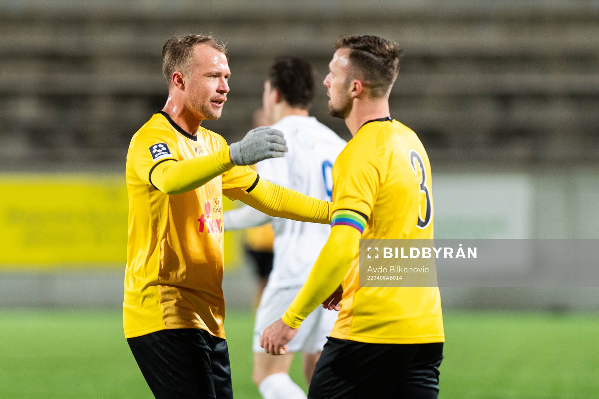 Lunds Jesse Edge och Adi Terzic jublar efter slutsignalen under fotbollsmatchen i Ettan södra mellan Lunds BK och IFK Malmö den 8 april 2022 i Lund.