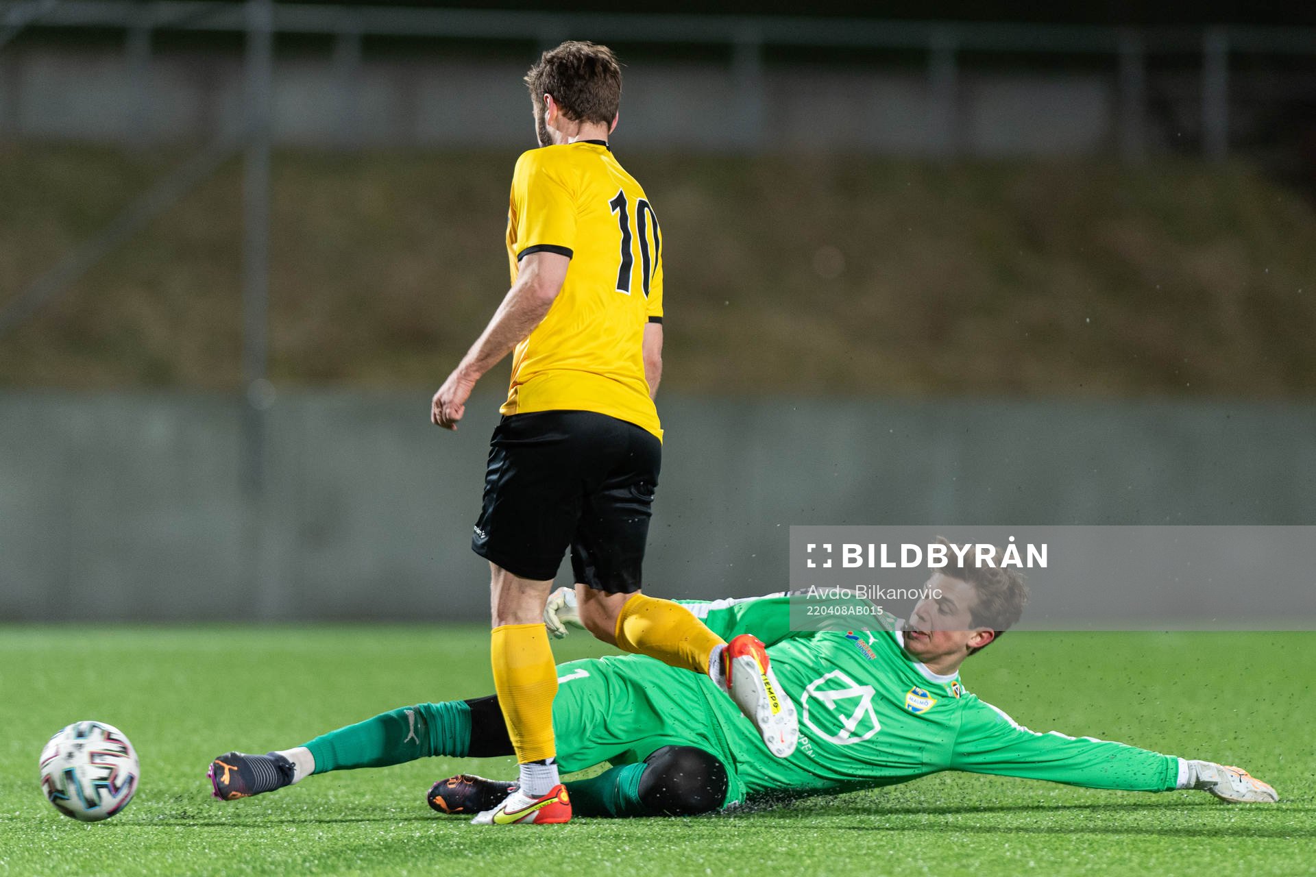 IFK Malmös målvakt Melker Ellborg rensar framför Lunds Mirza Halvadzic under fotbollsmatchen i Ettan södra mellan Lunds BK och IFK Malmö den 8 april 2022 i Lund.