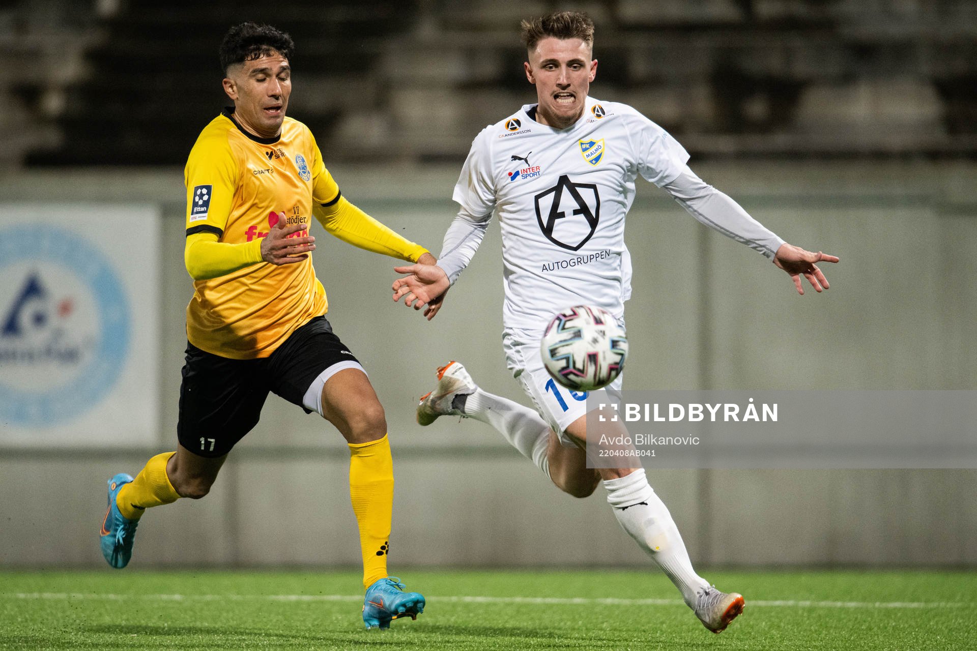 Lunds Elyas Bouzaiene mot IFK Malmös Hampus Ferhm