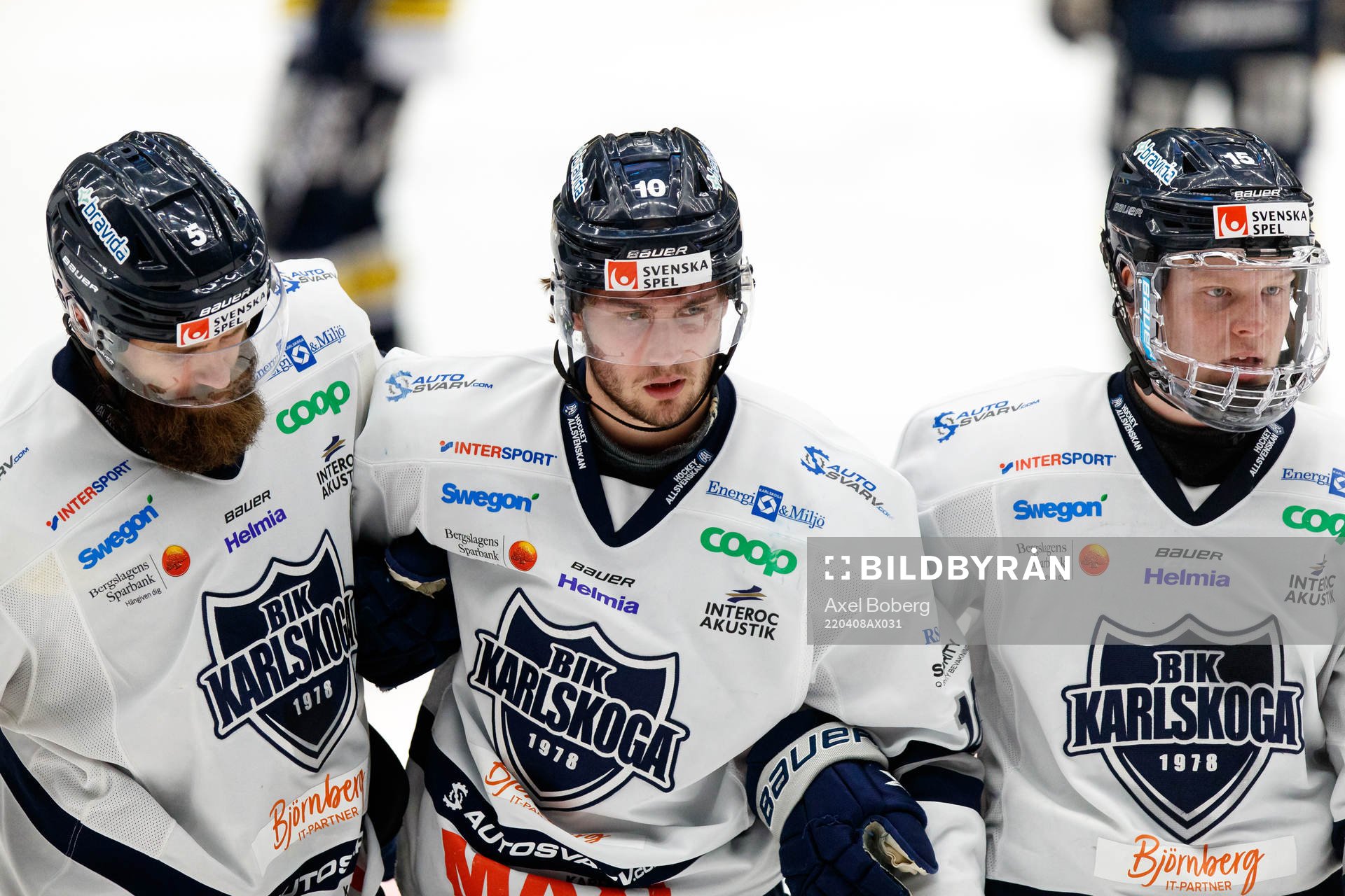 Karlskogas David Lilja får hjälp att ta sig av isen