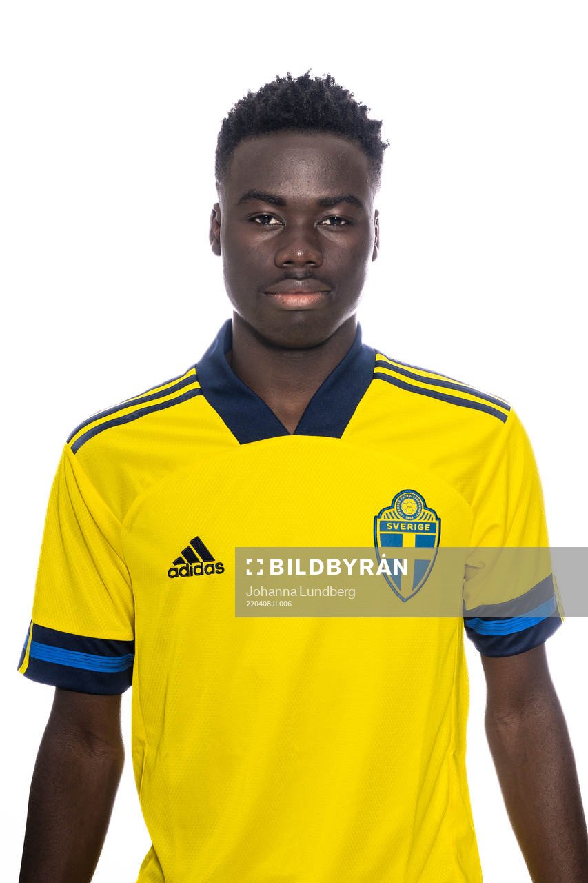 Assolo Mohamed poserar för ett porträtt under en fotografering med det svenska P16-landslaget i fotboll den 8 april 2022 i Stockholm. 