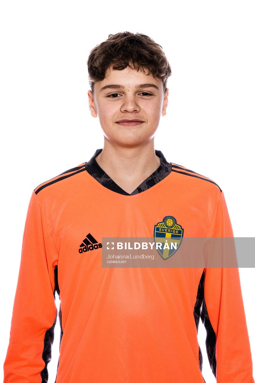 Linus Dahlgren poserar för ett porträtt under en fotografering med det svenska P16-landslaget i fotboll den 8 april 2022 i Stockholm. 