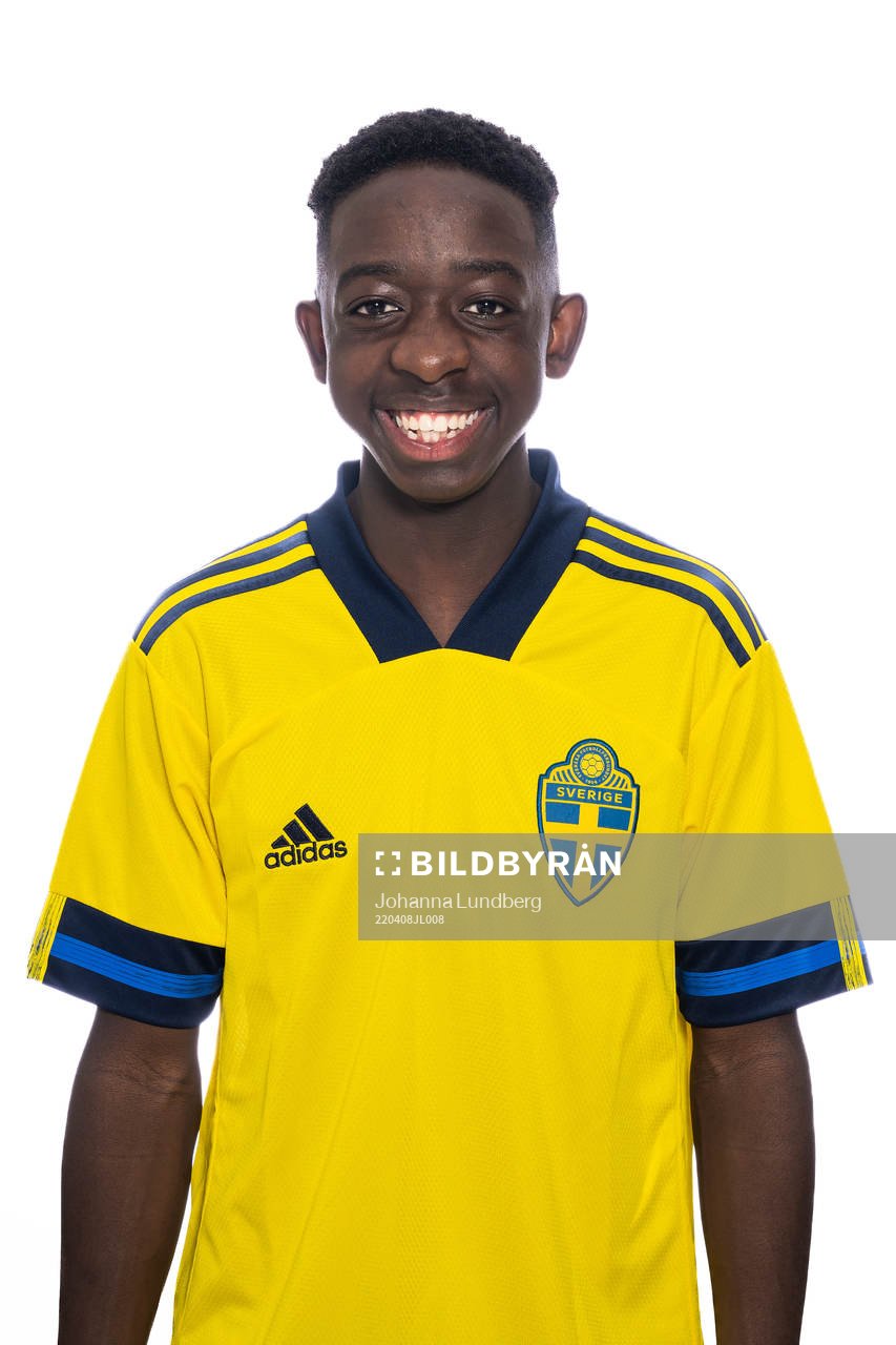 Charles Buyondo poserar för ett porträtt under en fotografering med det svenska P16-landslaget i fotboll den 8 april 2022 i Stockholm. 