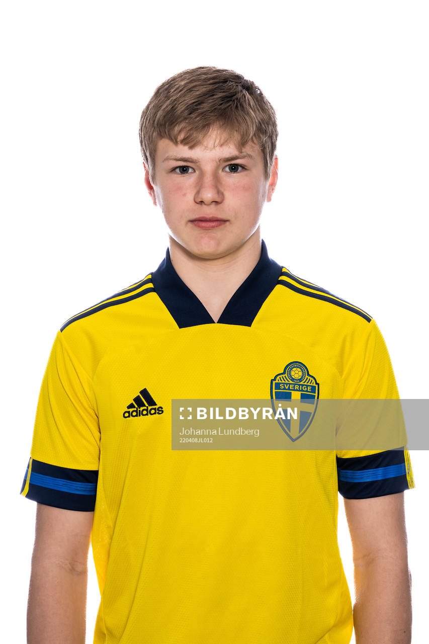 Victor Svensson poserar för ett porträtt under en fotografering med det svenska P16-landslaget i fotboll den 8 april 2022 i Stockholm. 
