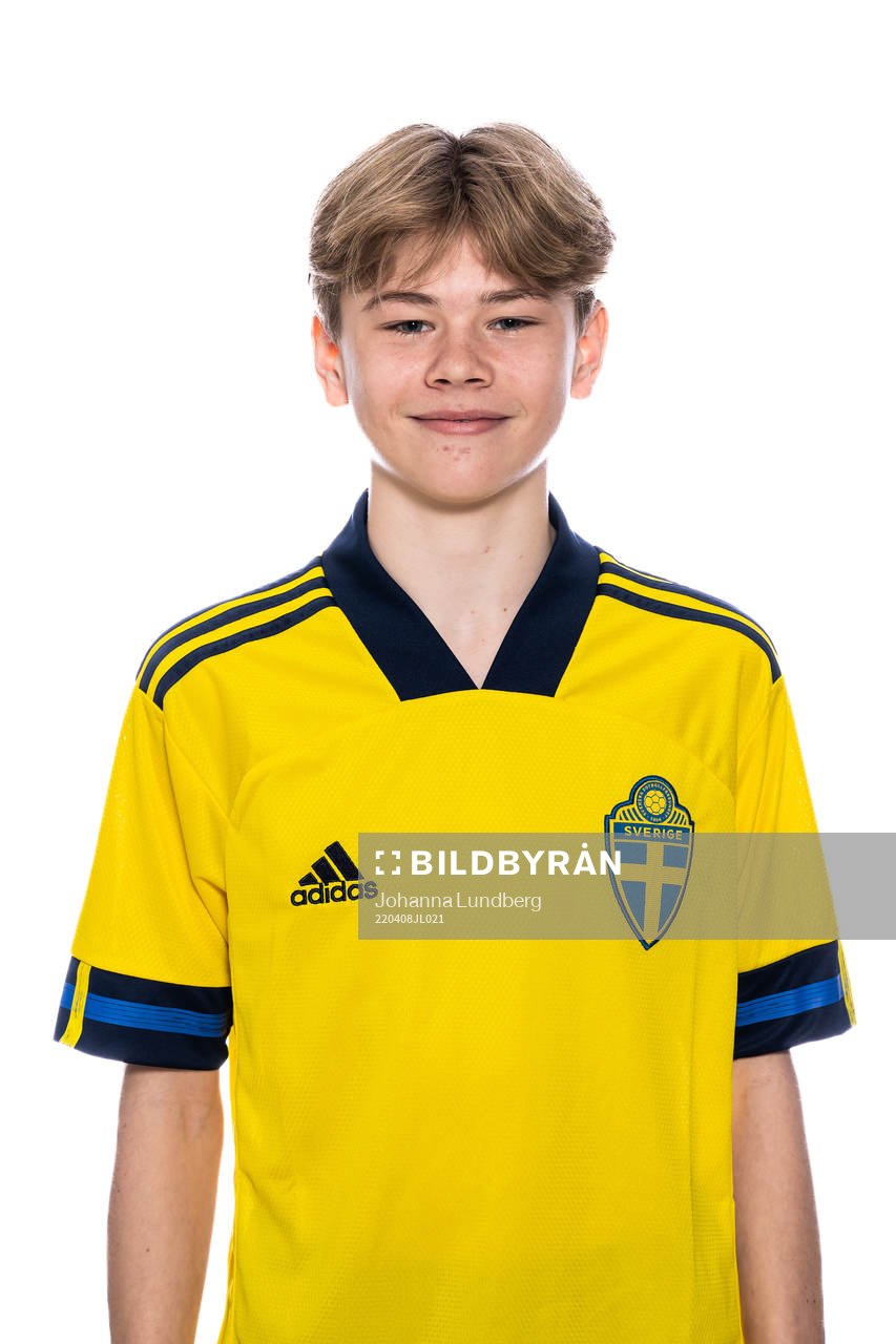 Charlie Nilden poserar för ett porträtt under en fotografering med det svenska P16-landslaget i fotboll den 8 april 2022 i Stockholm. 