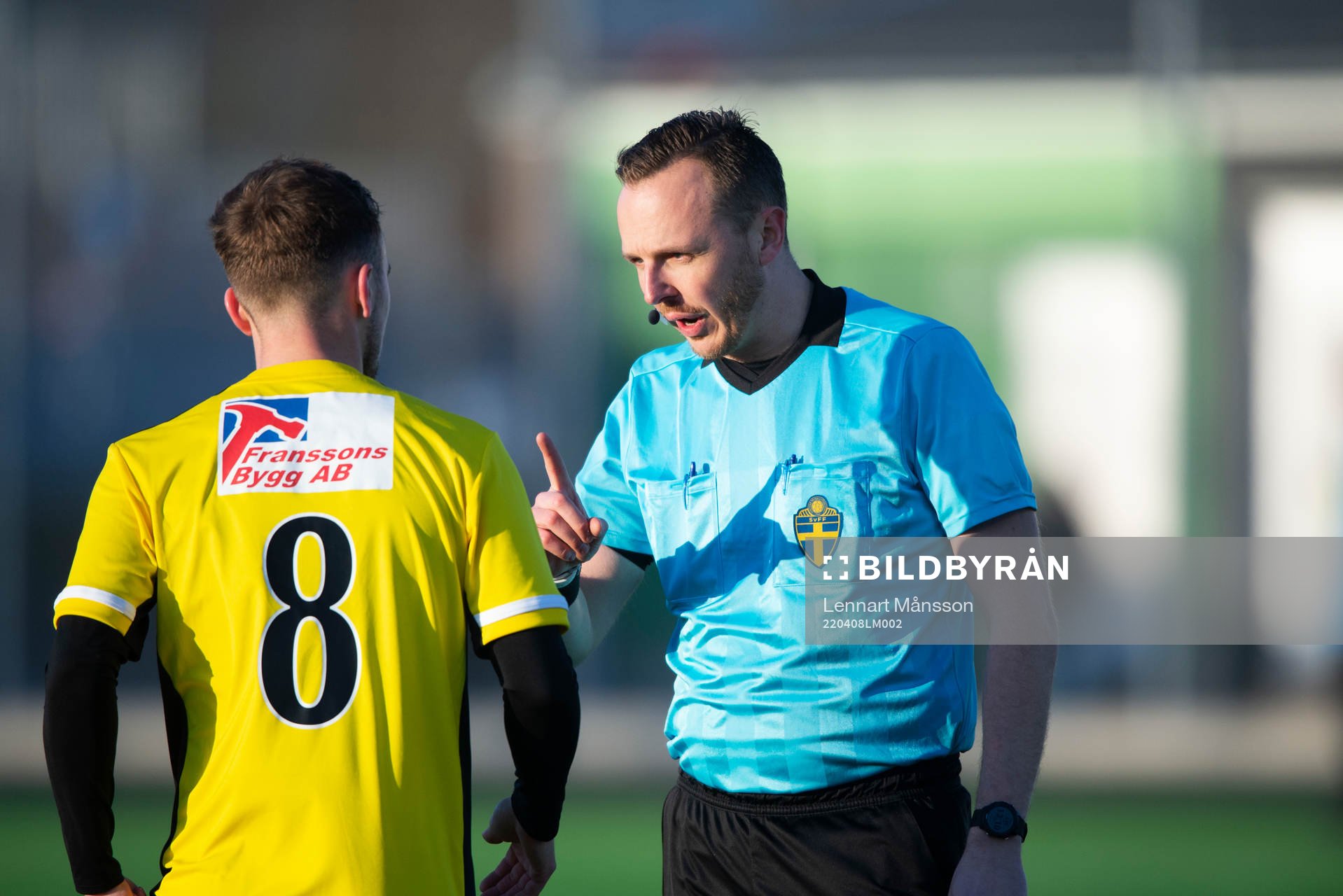 Domaren tillrättavisar i matchen i div. 2 Södra Götaland