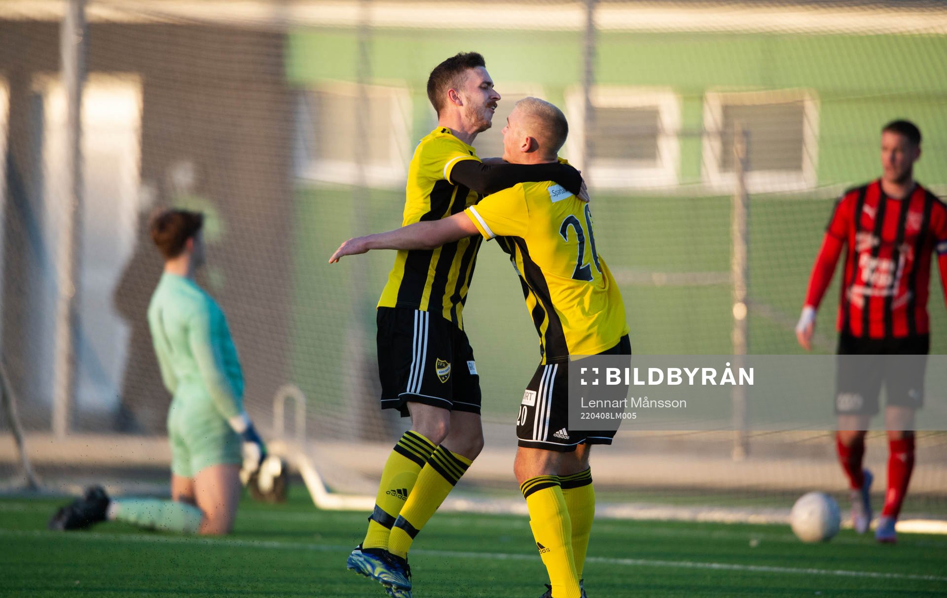 IFK Hässleholms Max Sandberg har gjort 1-0 och grattas av
