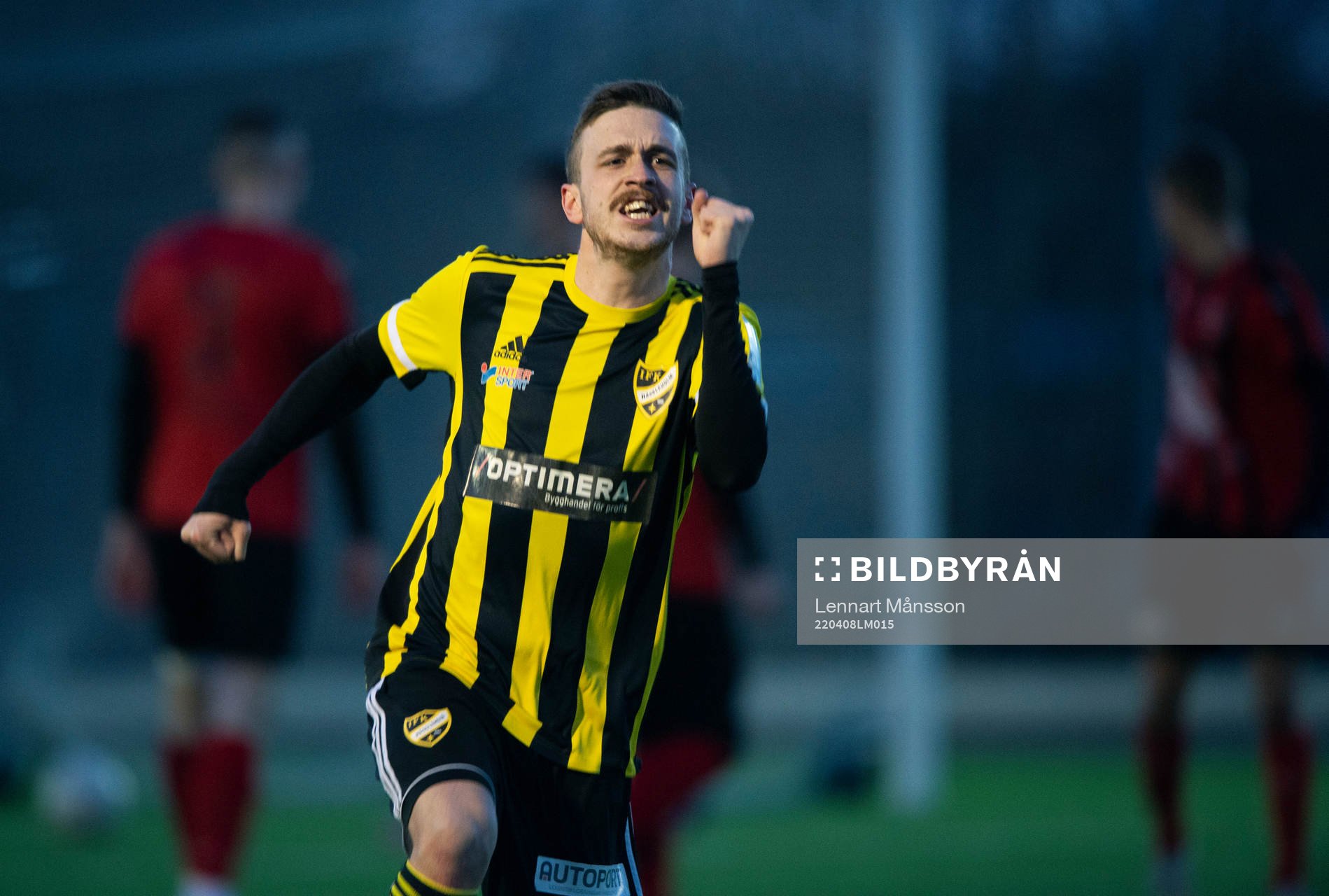 IFK Hässleholms Max Sandberg skruvar in en frispark och
