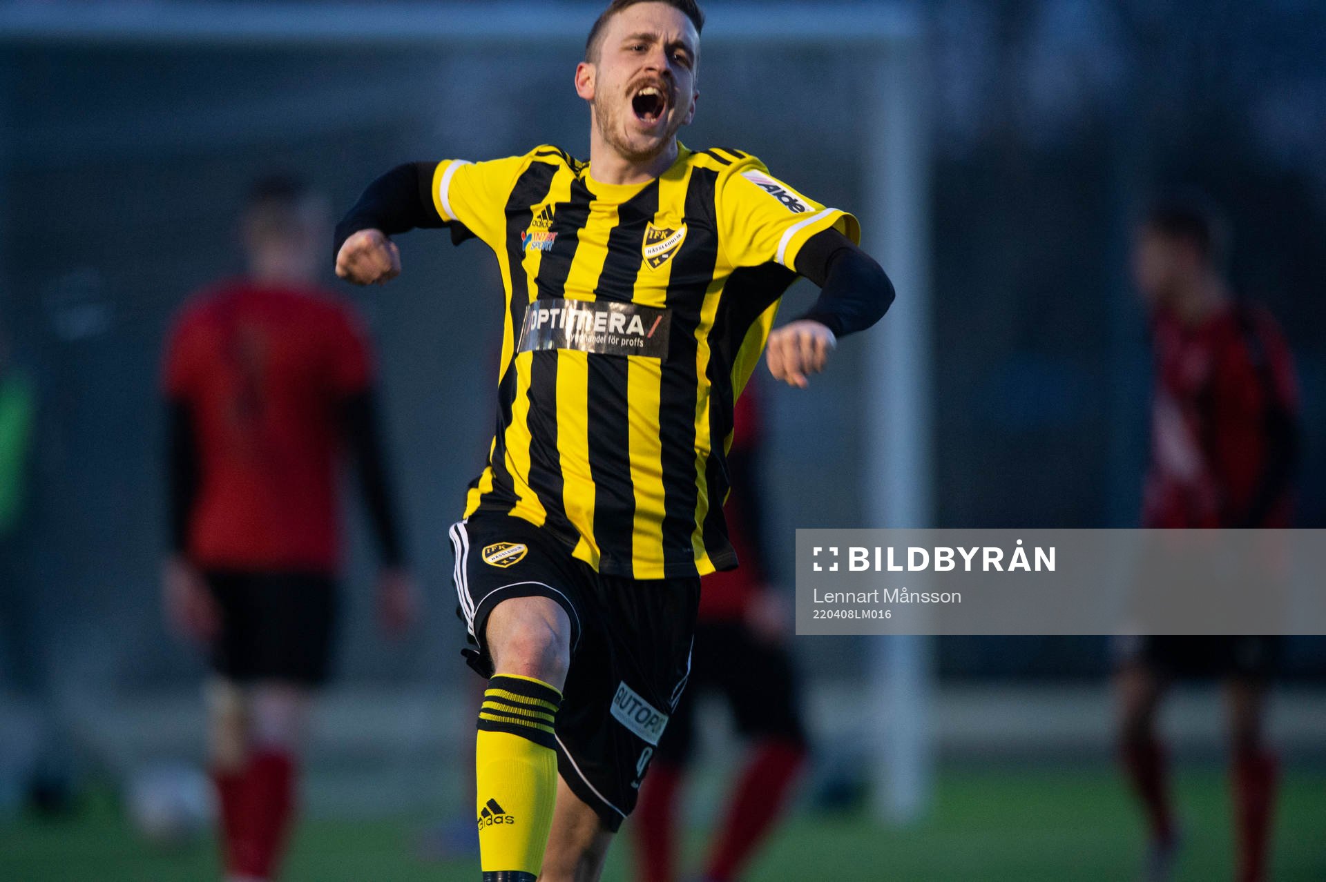 IFK Hässleholms Max Sandberg skruvar in en frispark och gör 3–0, sitt andra mål för kvällen, i matchen i div. 2 Södra Götaland mellan Eslövs BK och IFK Hässleholm i Eslöv 8 april 2022.