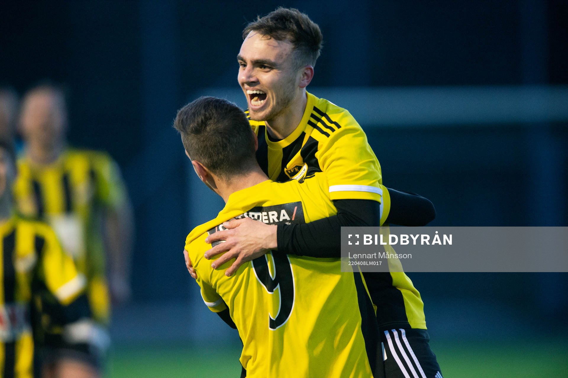 IFK Hässleholms Max Sandberg skruvar in en frispark och
