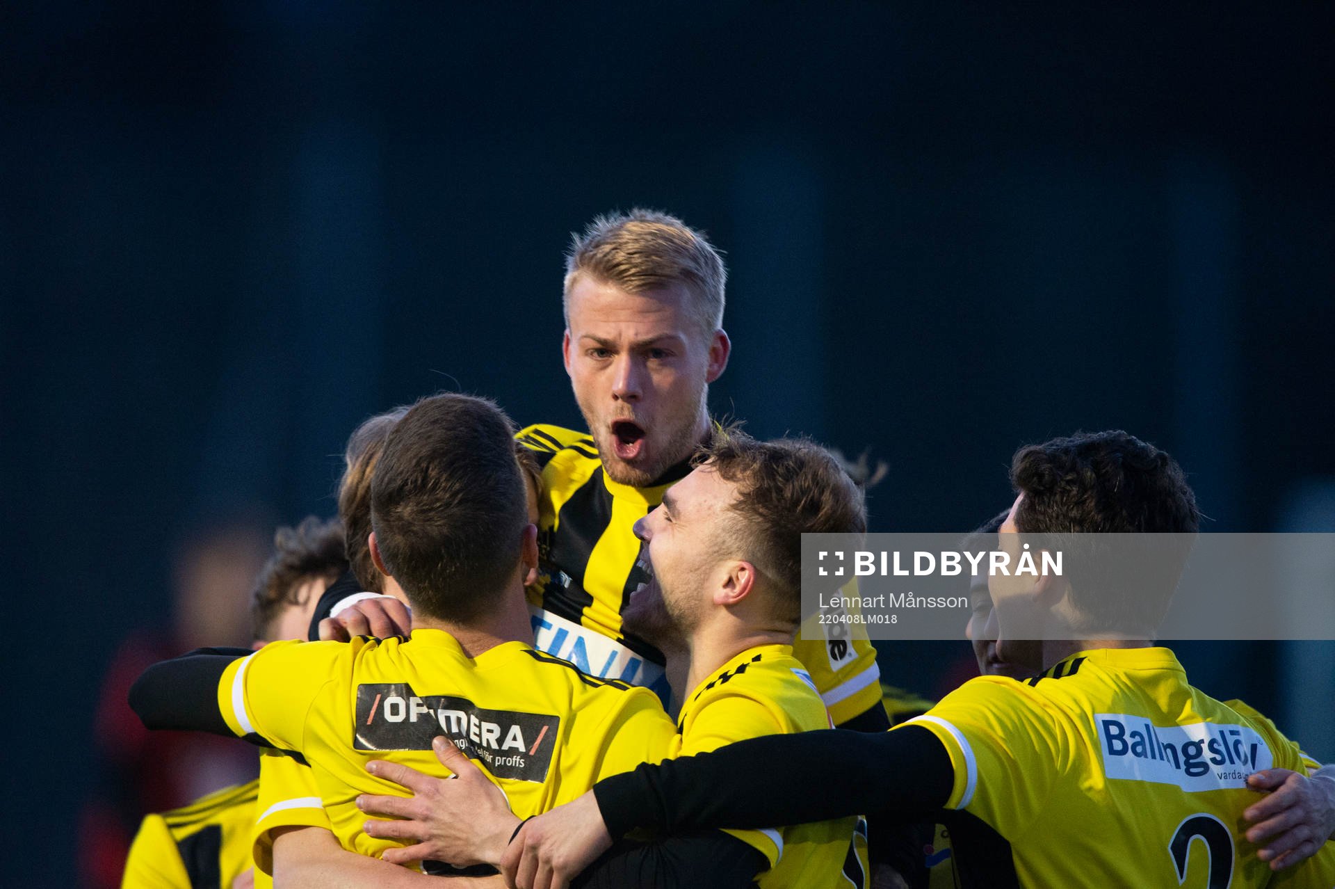 IFK Hässleholms Max Sandberg skruvar in en frispark och