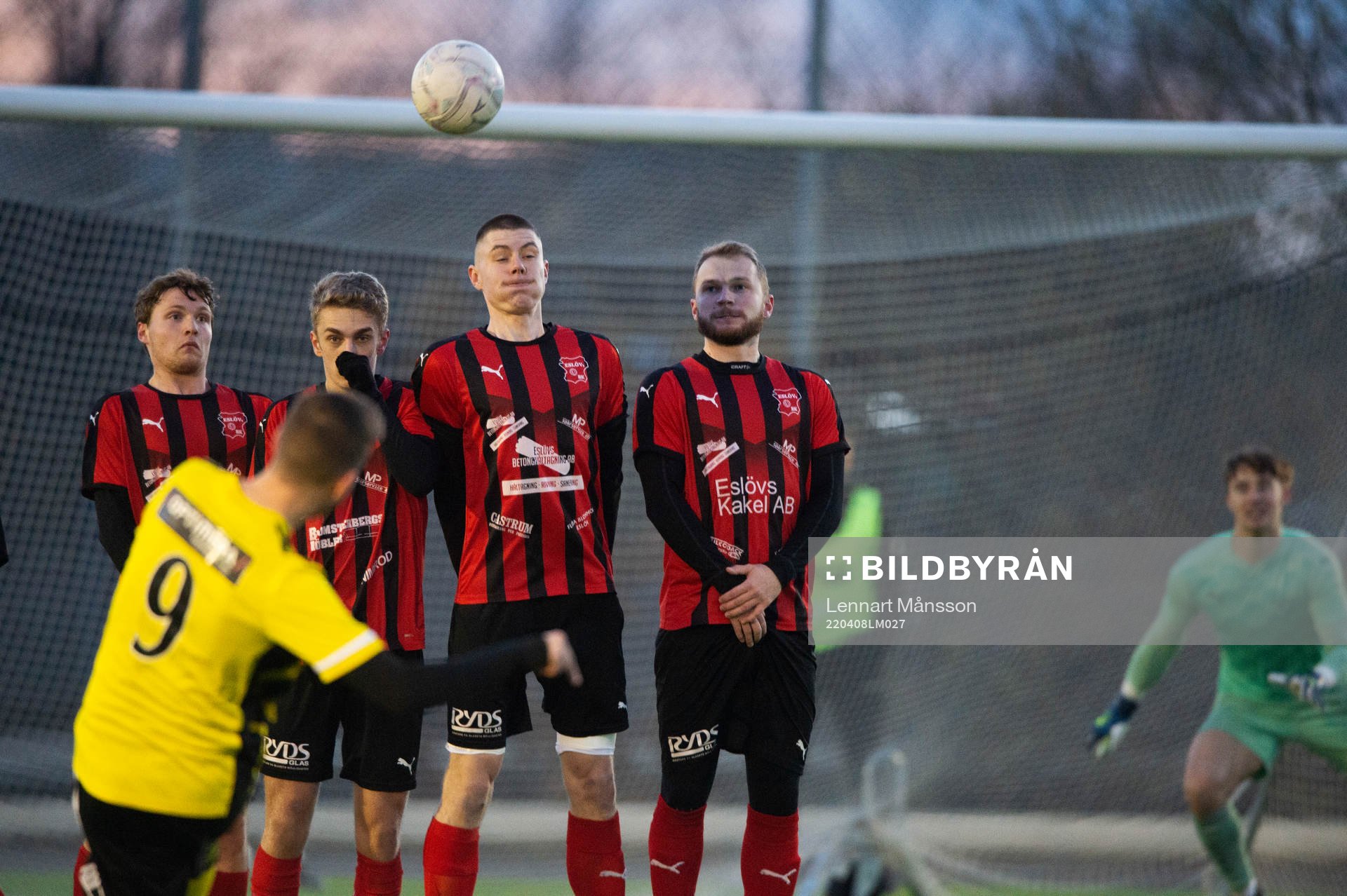 IFK Hässleholms Max Sandberg skruvar in en frispark och gör 3–0, sitt andra mål för kvällen, i matchen i div. 2 Södra Götaland mellan Eslövs BK och IFK Hässleholm i Eslöv 8 april 2022.