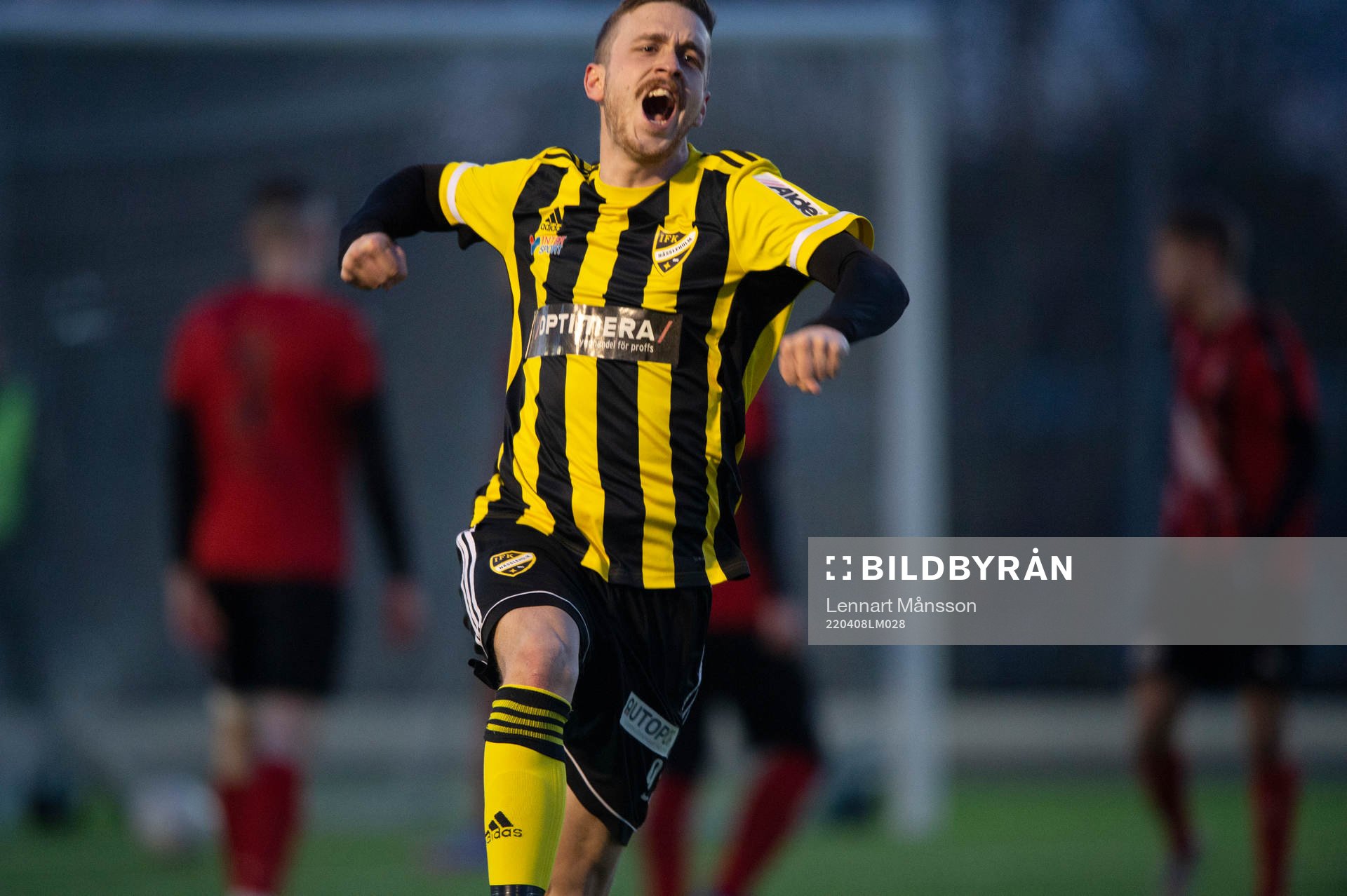 IFK Hässleholms Max Sandberg skruvar in en frispark och