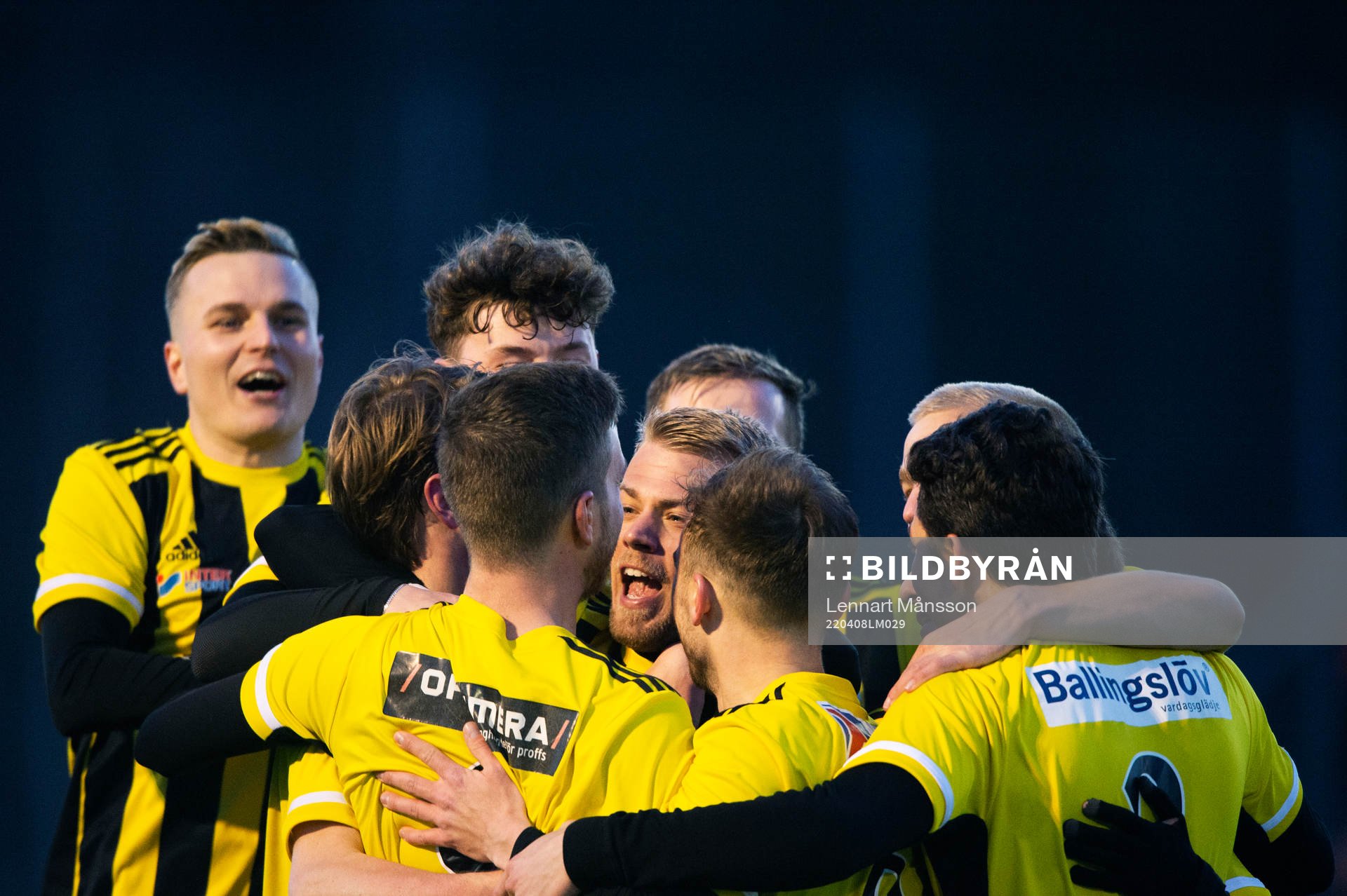 IFK Hässleholms Max Sandberg skruvar in en frispark och