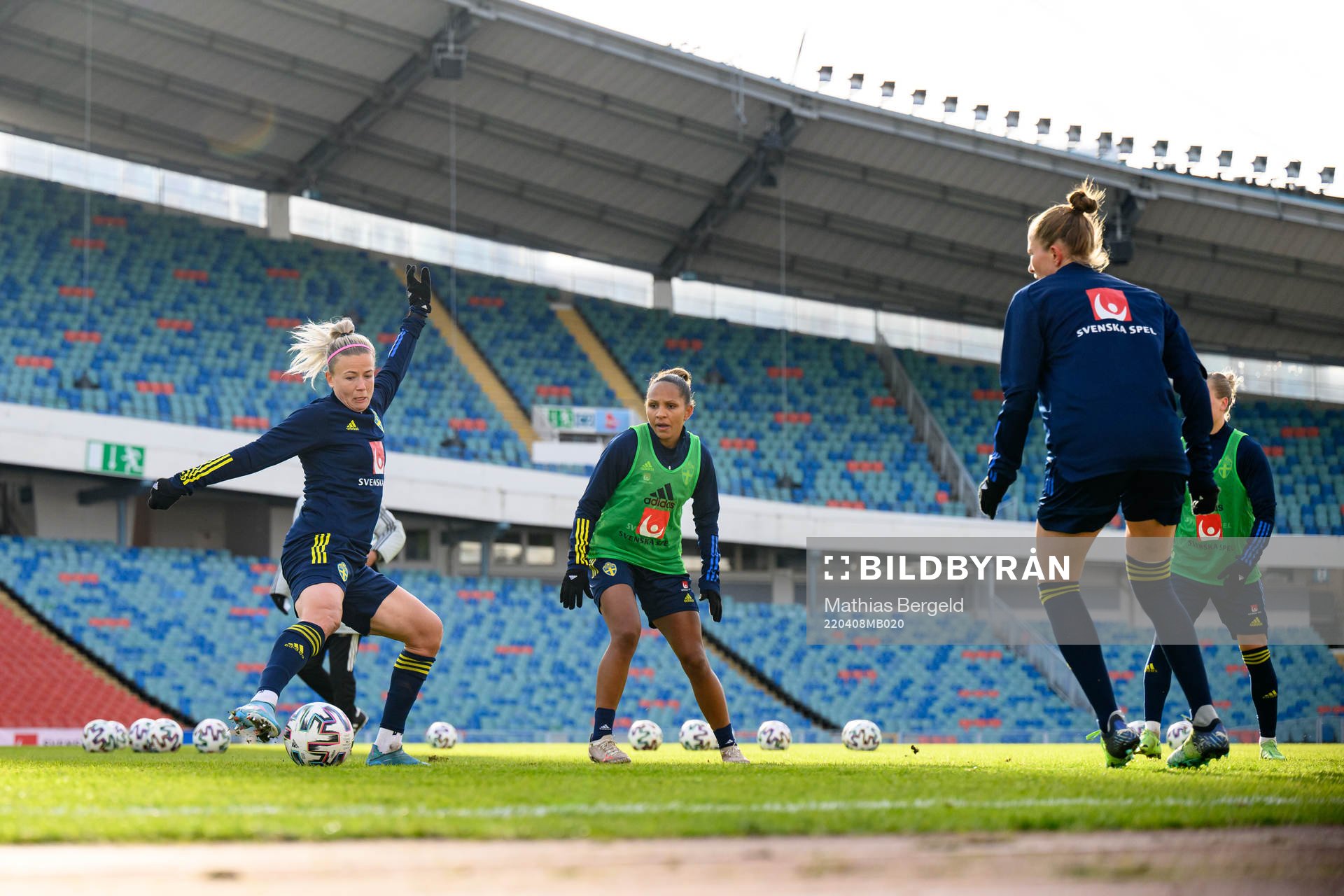 Hanna Glas and Madelen Janogy of the Swedish women's