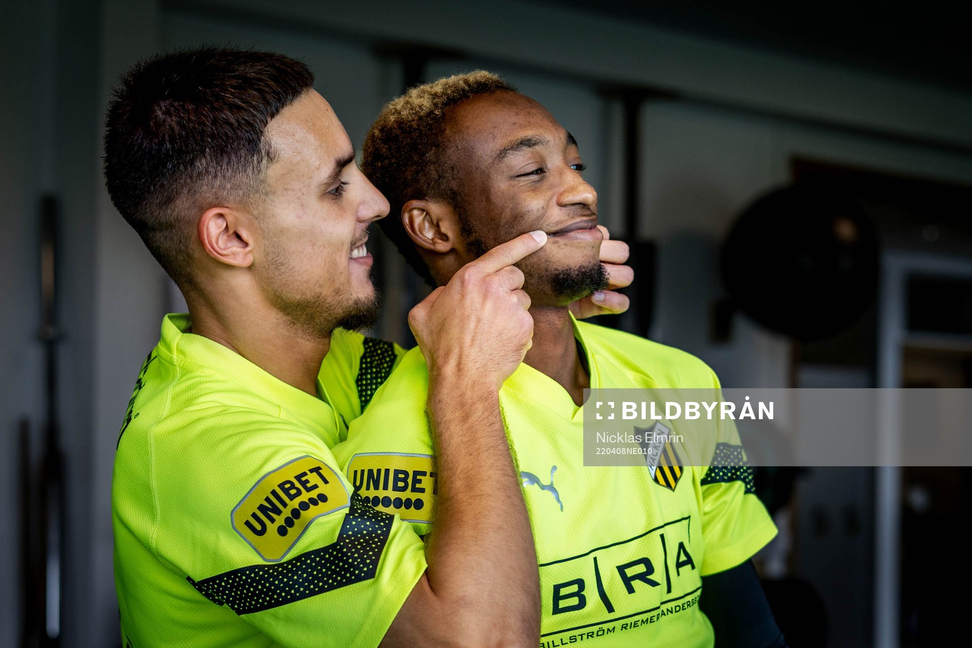 Häckens Ali Youssef skojar med Benie Traoré