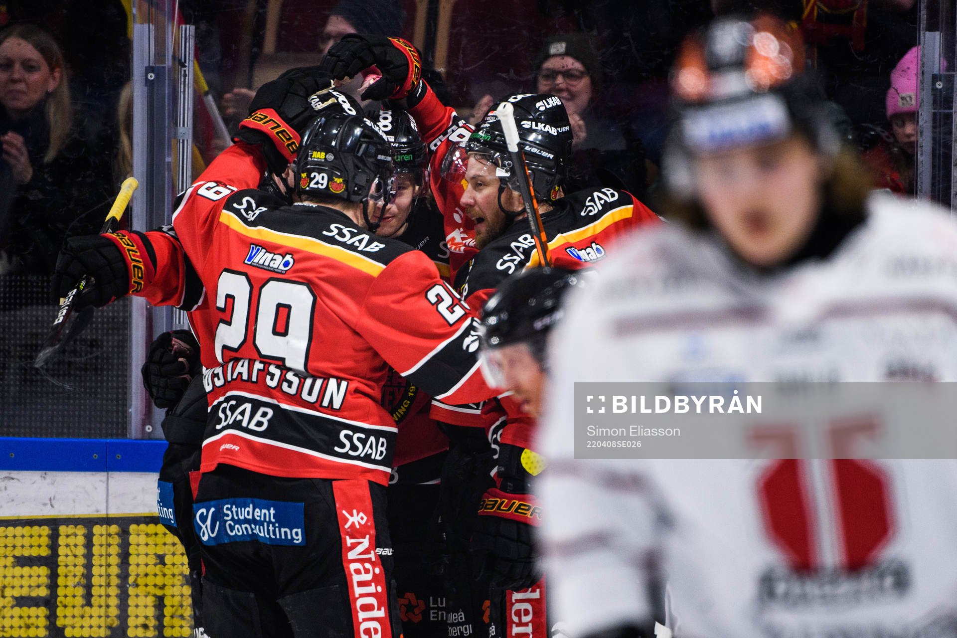Luleås Linus Omark jublar med lagkamrater