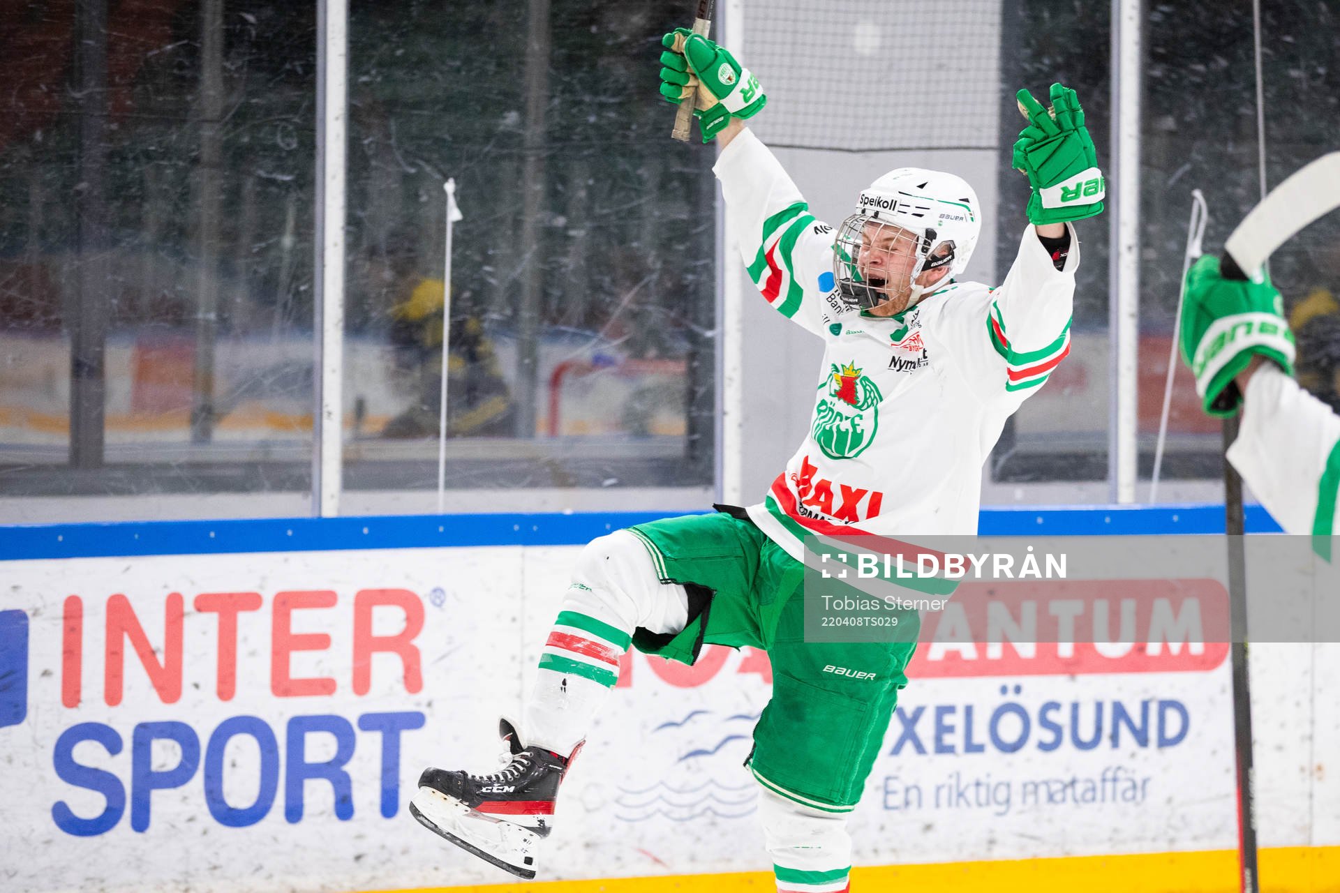 Rögles Lars Petter Eckholm jublar