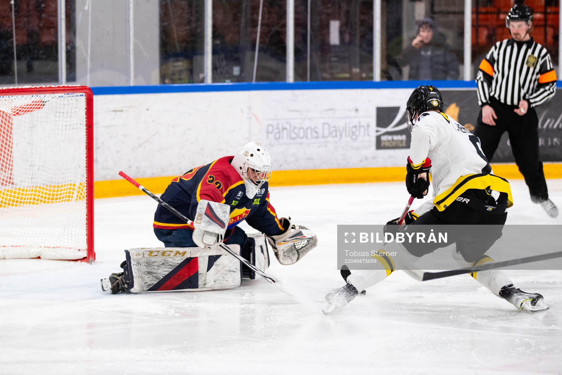 Brynäs Linus Hemström gör 0-1 på Djurgårdens målvakt