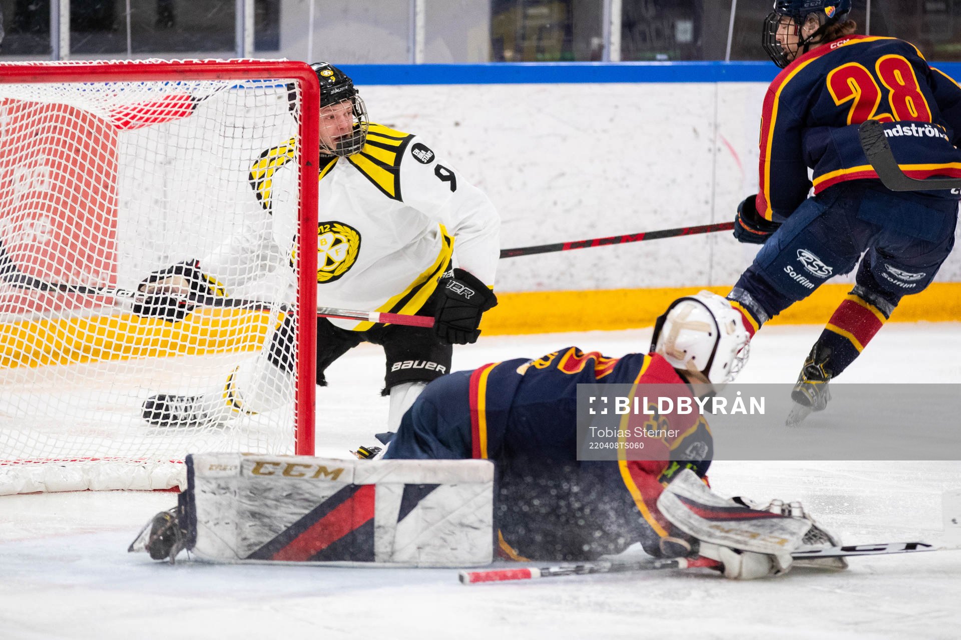 Brynäs Linus Hemström gör 0-1 på Djurgårdens målvakt