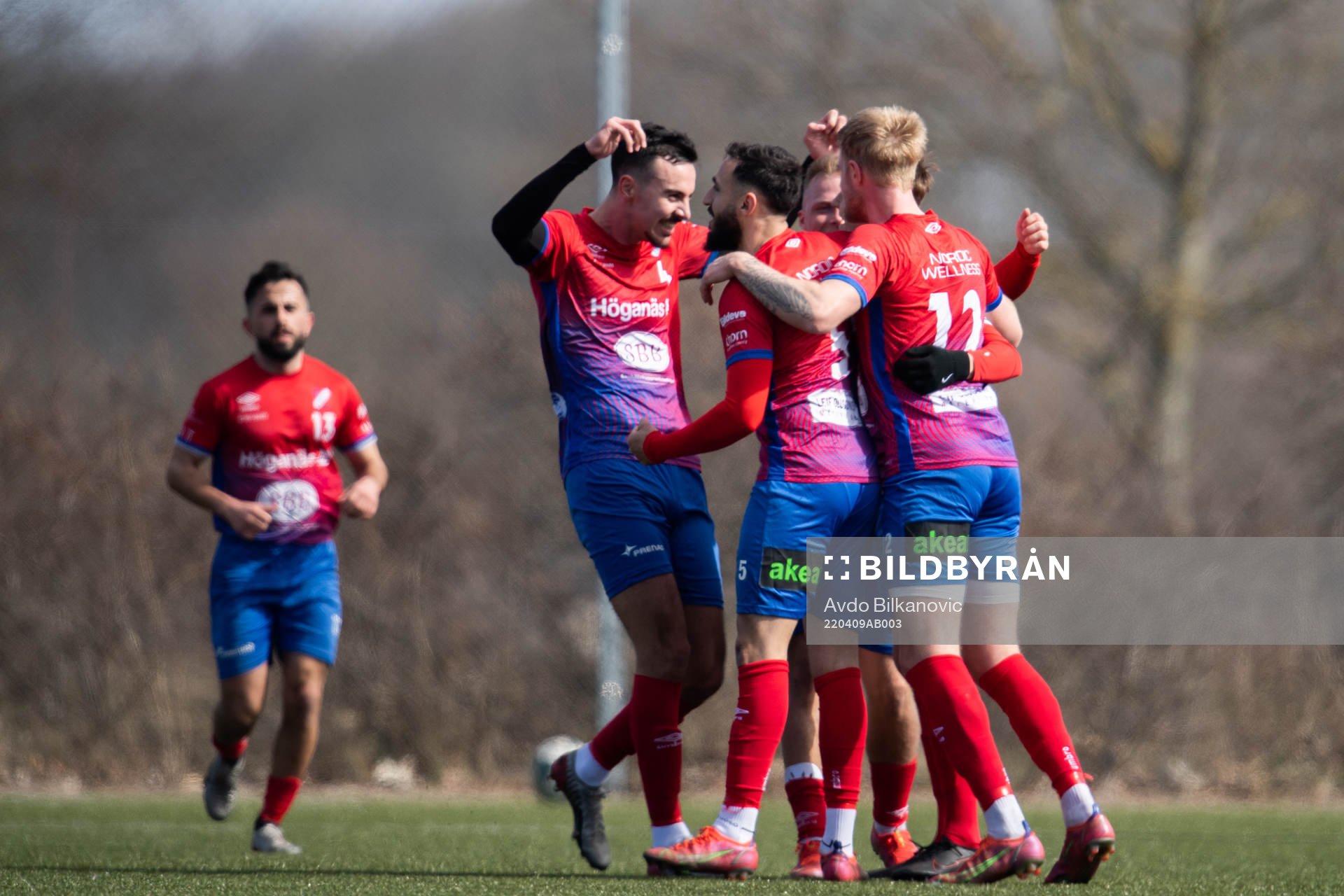Höganäs spelare jublar efter 1-0 målet under fotbollsmatchen i Division 2 Västra Götaland mellan Höganäs och Hittarp den 9 april 2022 i Höganäs .
