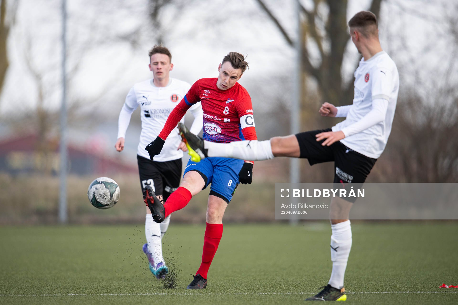 Höganäs Oskar Lindblom under fotbollsmatchen i Division 2 Västra Götaland mellan Höganäs och Hittarp den 9 april 2022 i Höganäs .