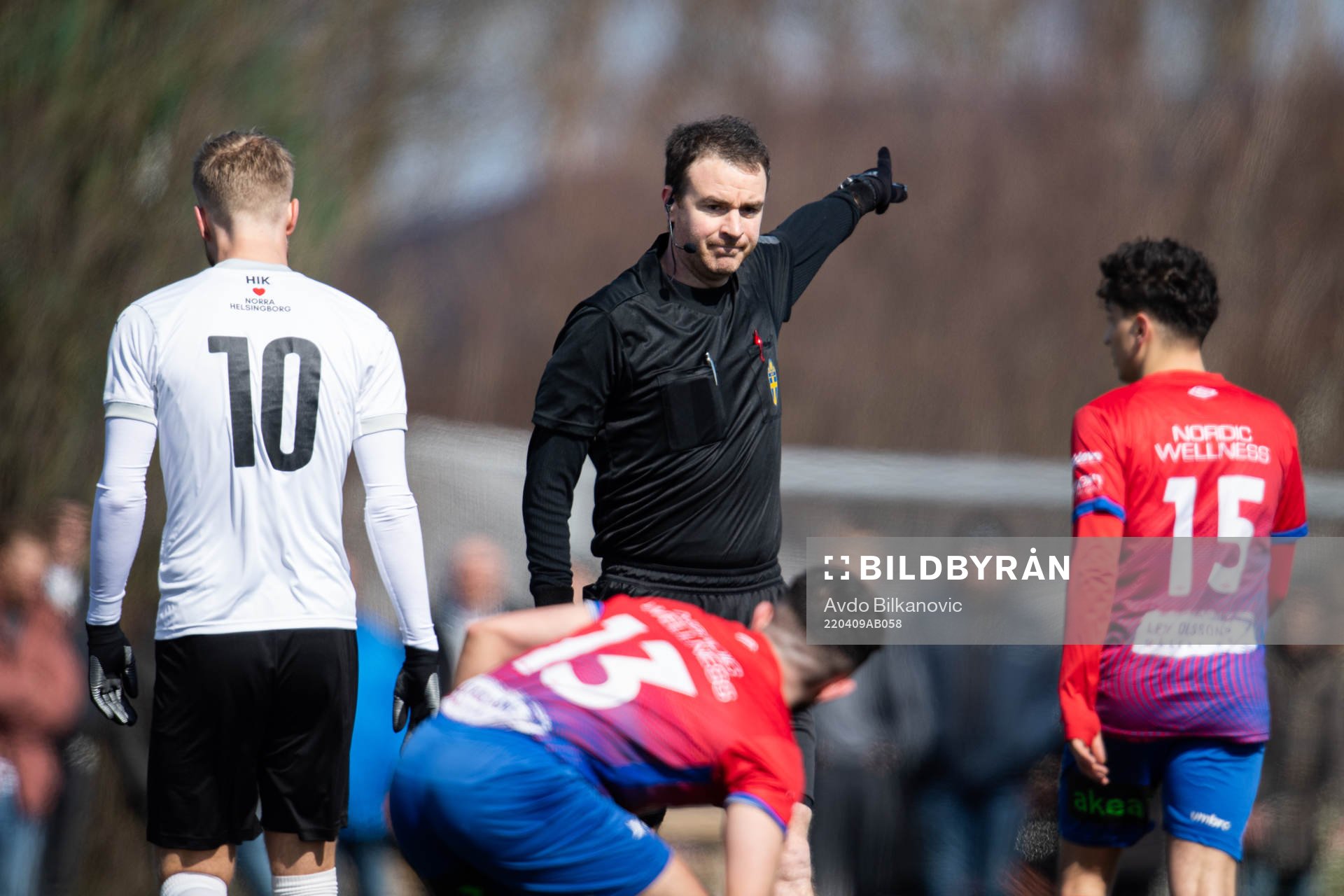 Domare Bobby Sjögren-Engels under fotbollsmatchen i Division 2 Västra Götaland mellan Höganäs och Hittarp den 9 april 2022 i Höganäs .