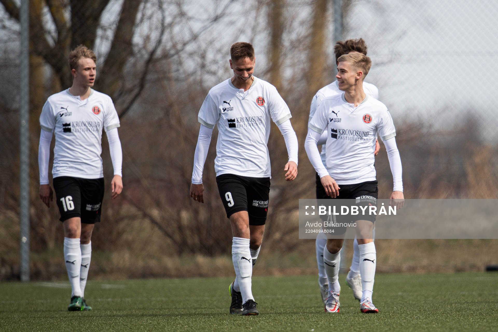 Hittarps Tim Amilon PerssonOlle Heideman och Oliver Rosendahl visar glädje under fotbollsmatchen i Division 2 Västra Götaland mellan Höganäs och Hittarp den 9 april 2022 i Höganäs .