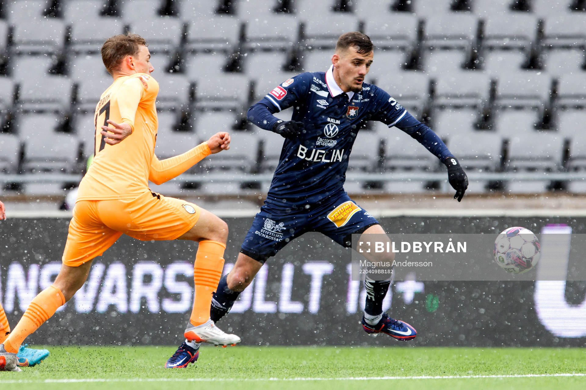Eskilstunas Anton Ekeroth och Örgrytes Ajdin Zeljkovic i