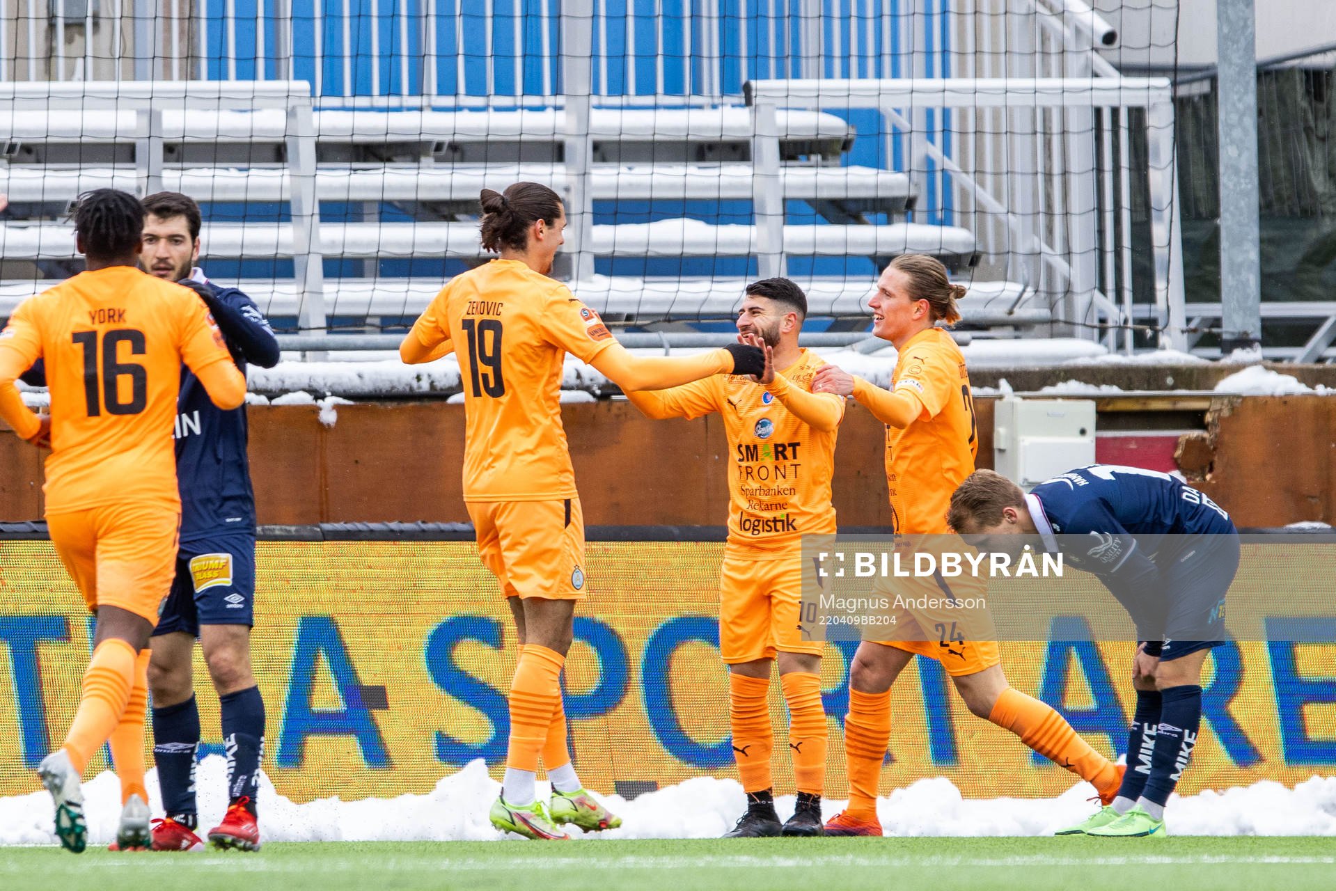 AFC Eskilstunas Amar Muhsin jublar med lagkamrater