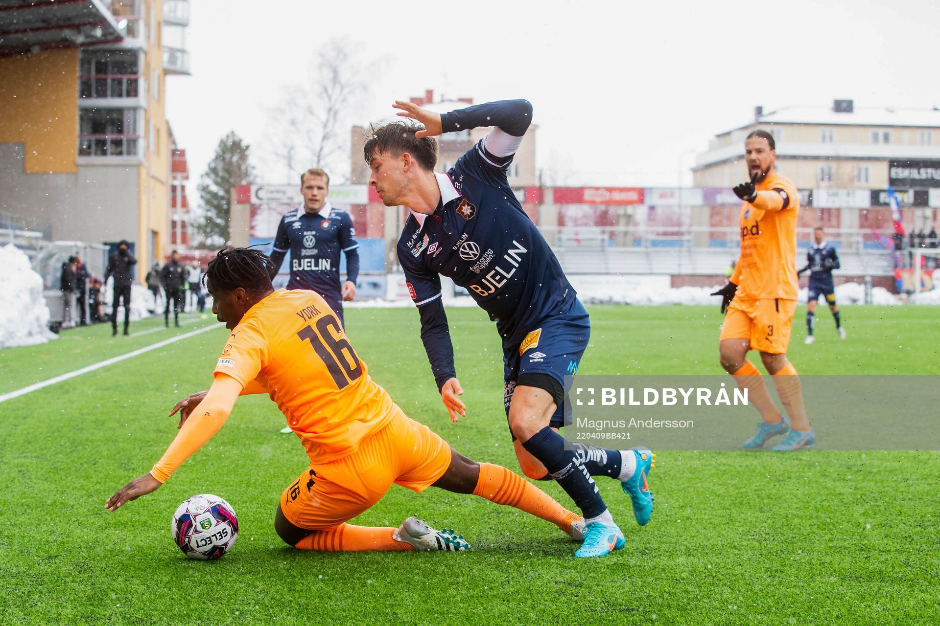 Eskilstunas York Rafael och Örgrytes Daniel Paulson i duell