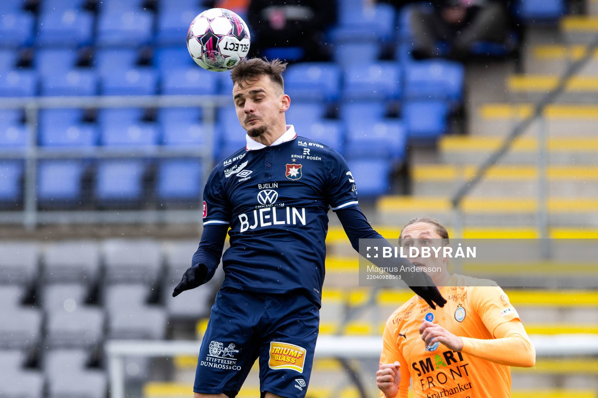 Örgrytes Ajdin Zeljkovic och AFC Eskilstunas Felix Michel