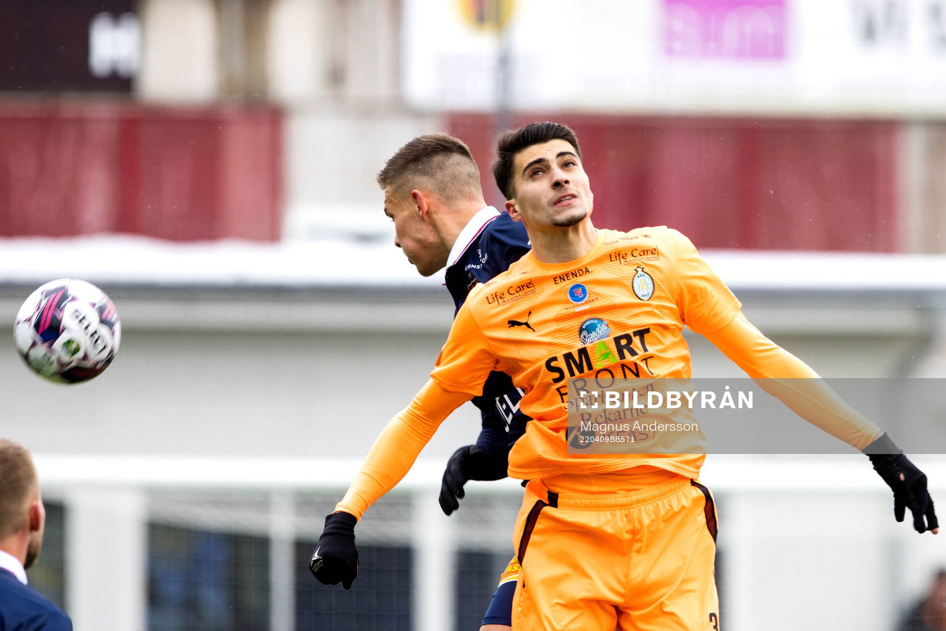 AFC Eskilstunas Amar Muhsin nickar bollen