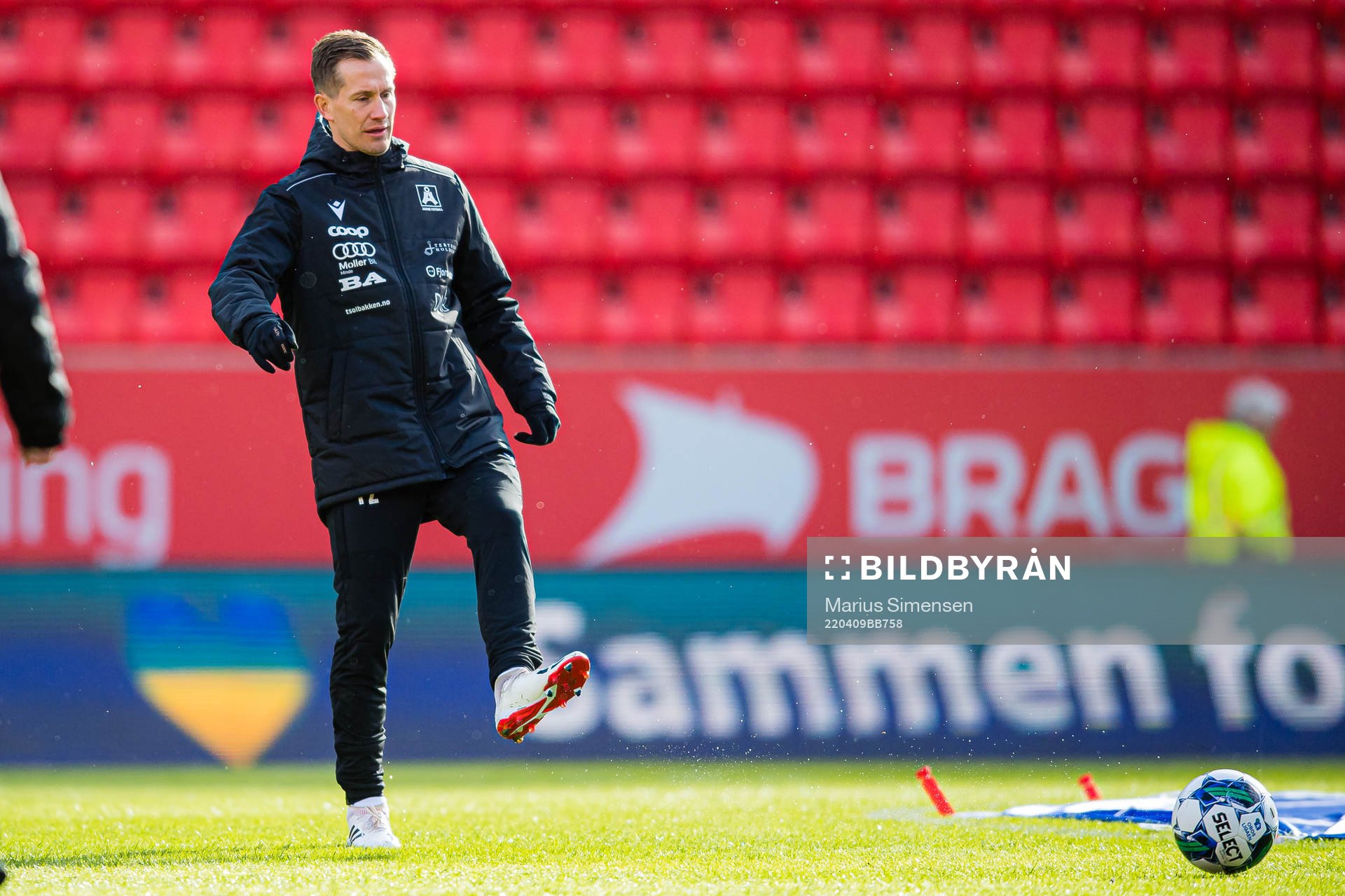 Morten Gamst Pedersen of Åsane warms up