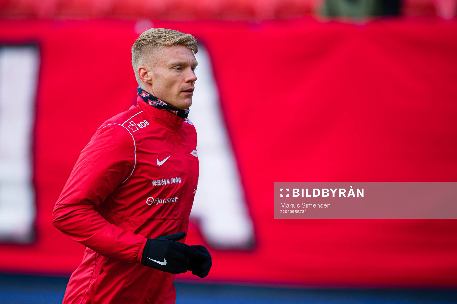 Sivert Heltne Nilsen of Brann warms up