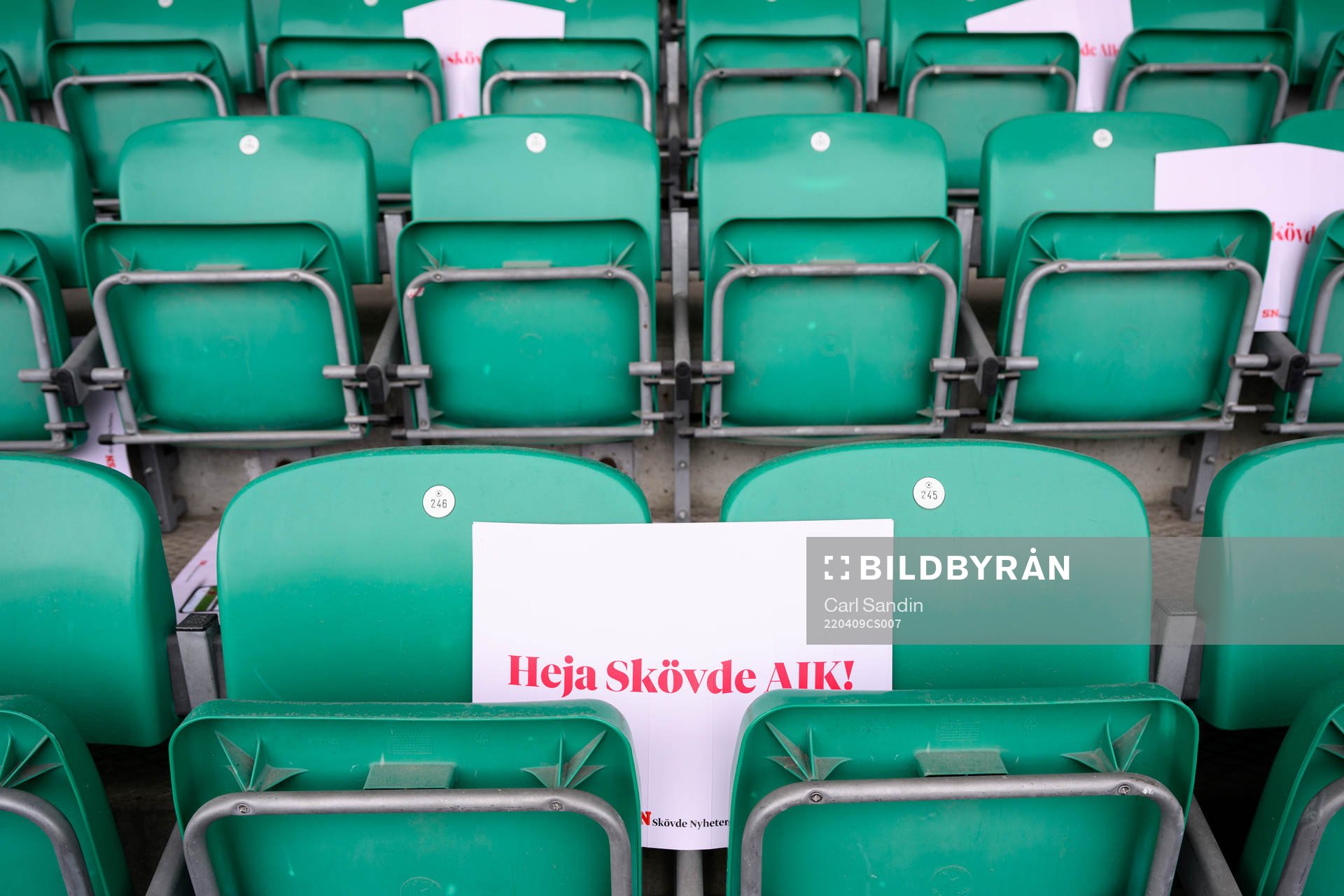 En skylt med texten ”Heja Skövde AIK” på läktaren