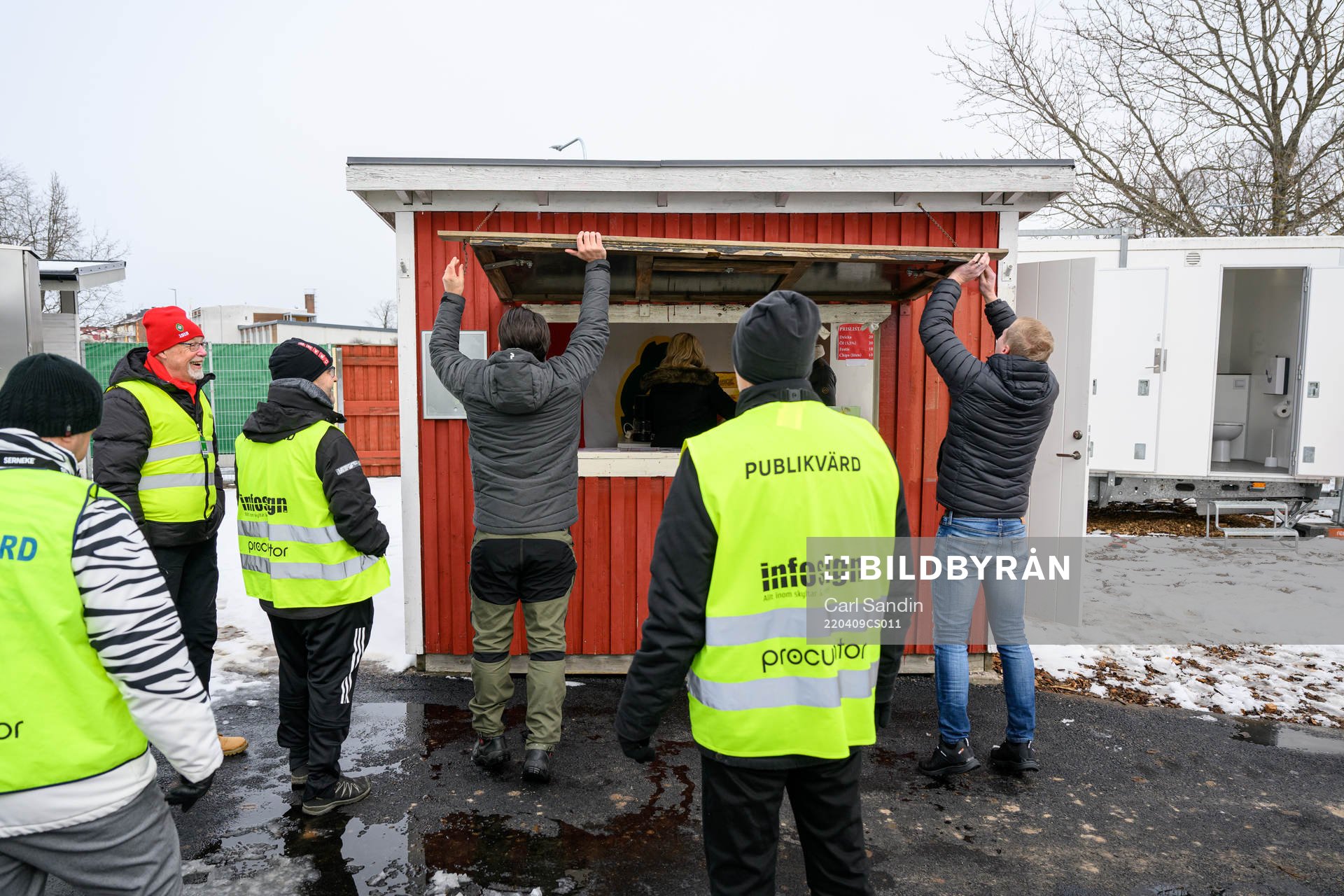 En kiosk öppnas upp innan fotbollsmatchen i Superettan