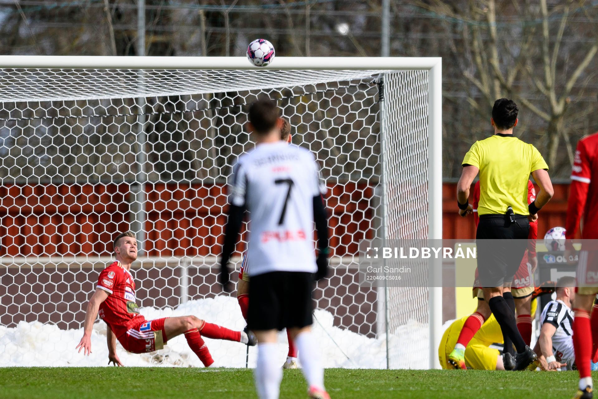 Skövdes Elias Lindell räddar en boll