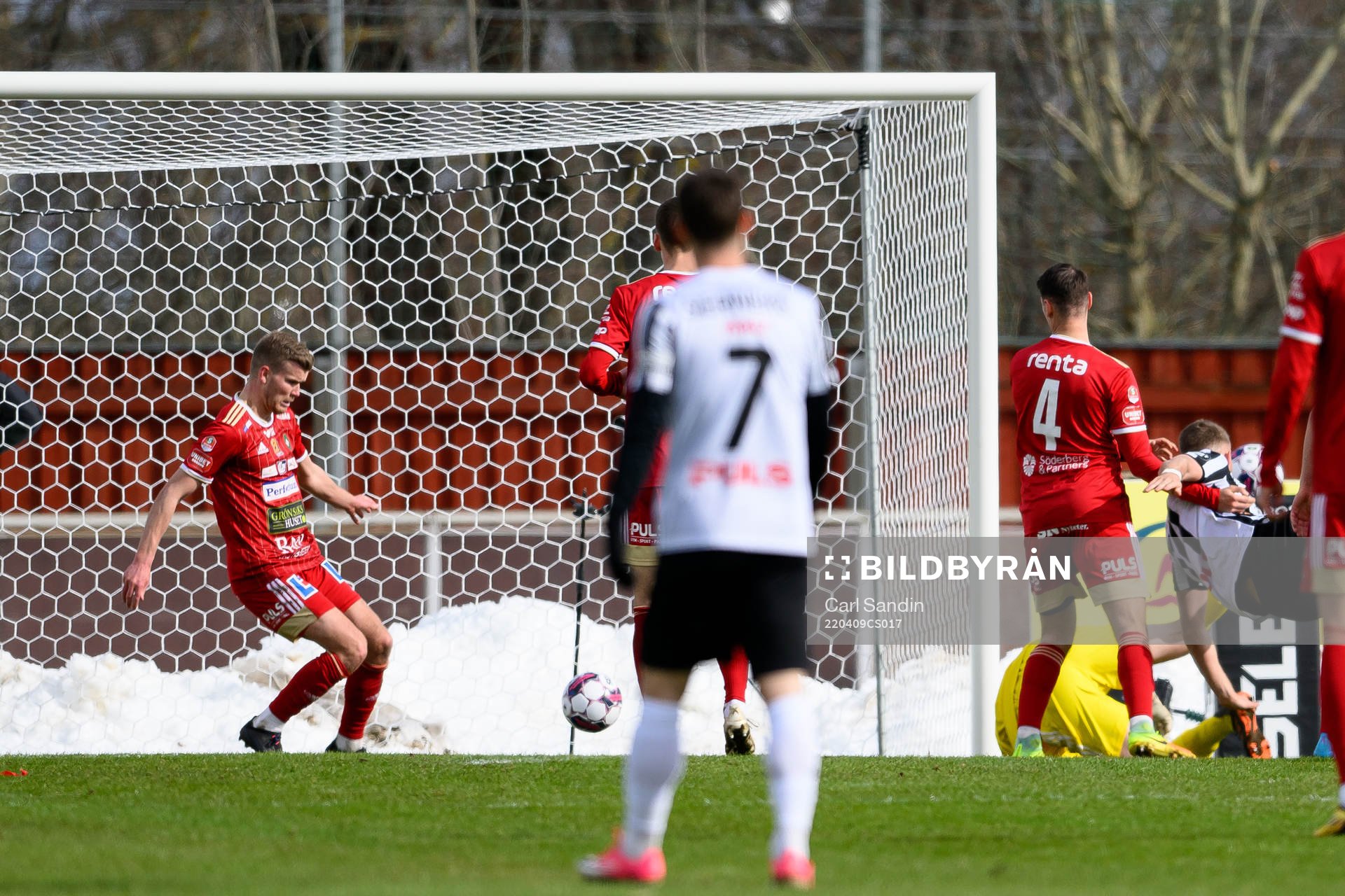 Skövdes Elias Lindell räddar en boll